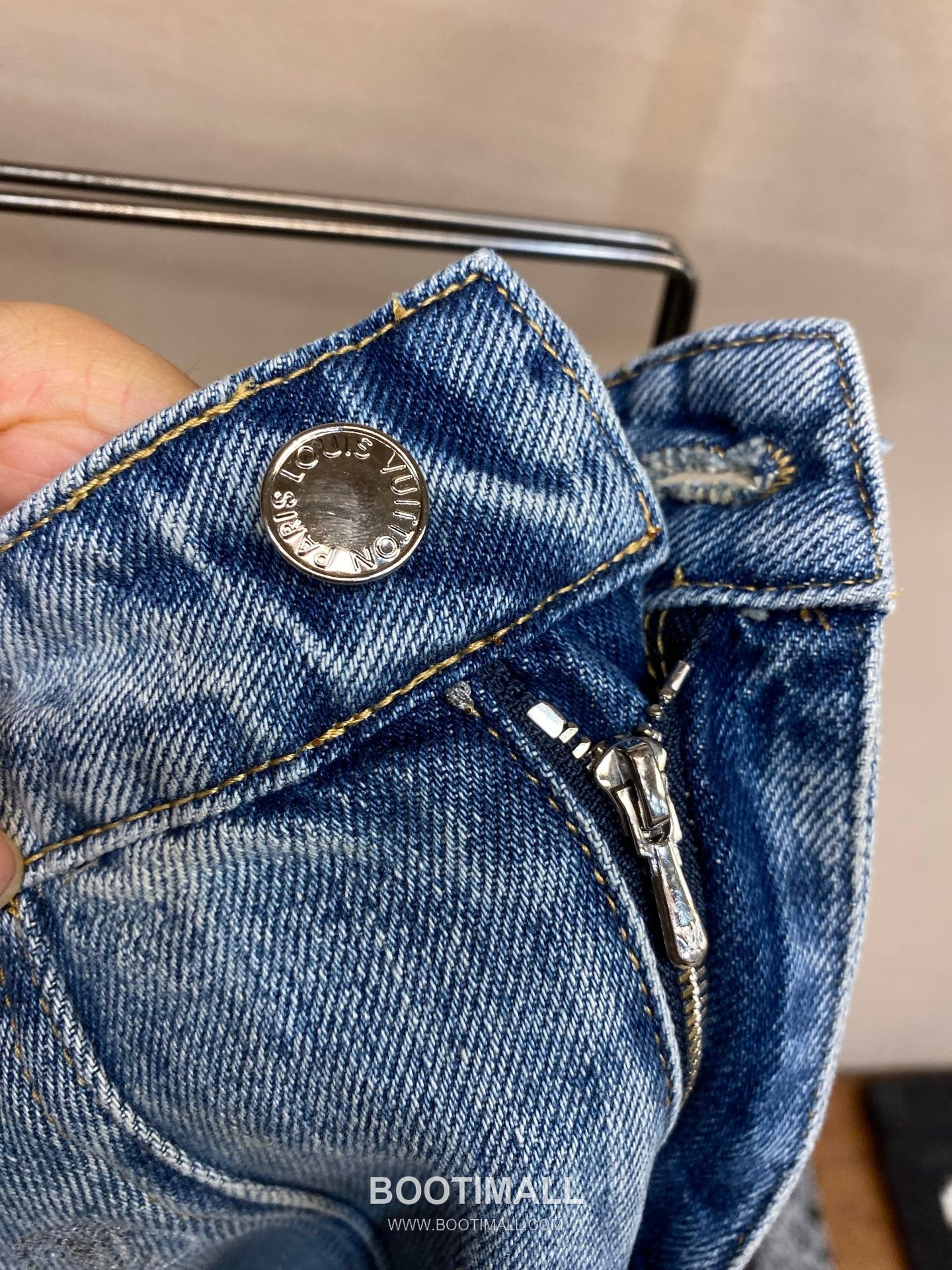 Louis Vuitton 2026SS Monogram Sequin Logo Cotton Denim Pants 루이비통 2026SS 모노그램 시퀸 로고 코튼 데님 팬츠 14