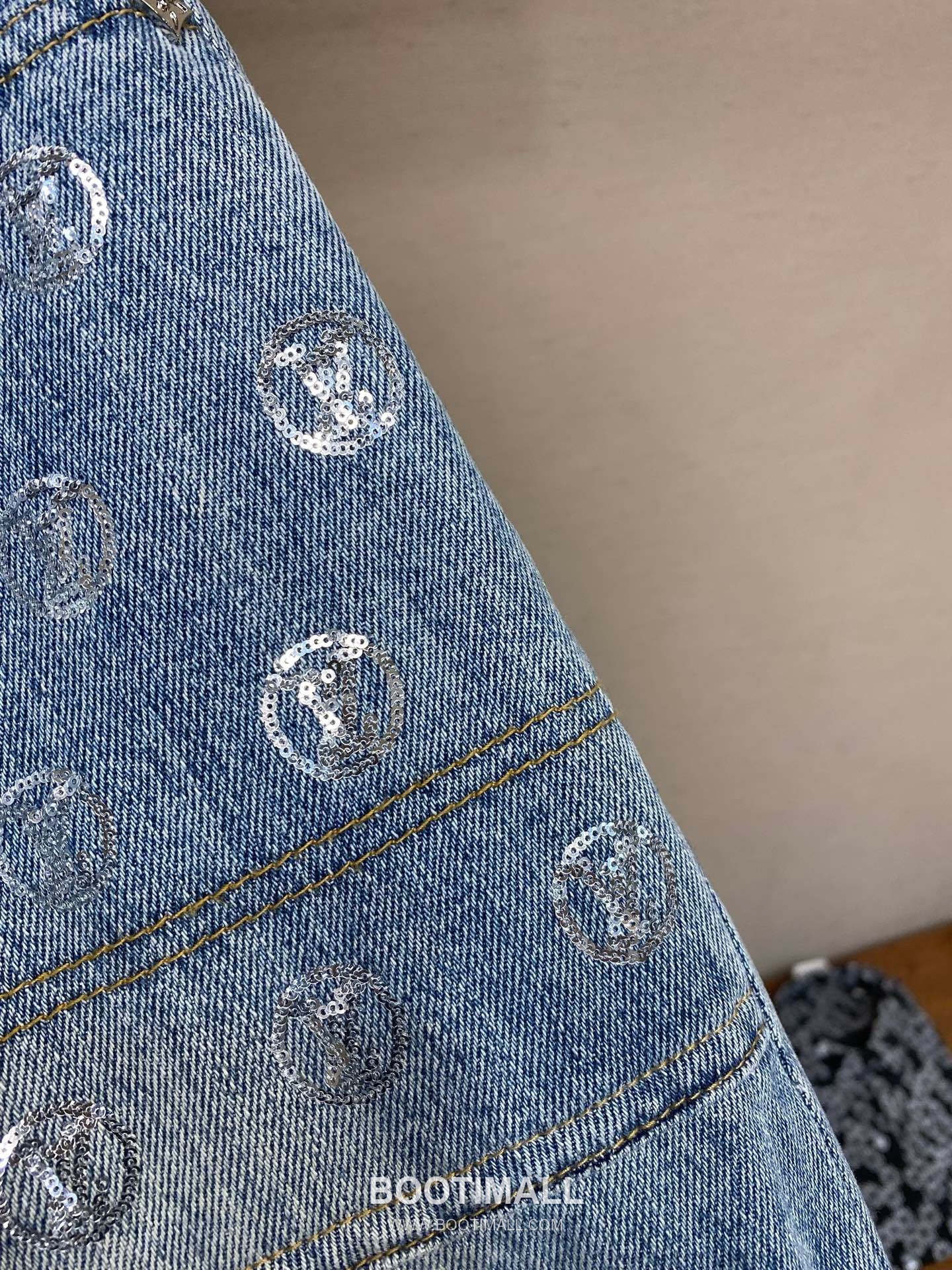 Louis Vuitton 2026SS Monogram Sequin Logo Cotton Denim Pants 루이비통 2026SS 모노그램 시퀸 로고 코튼 데님 팬츠 16