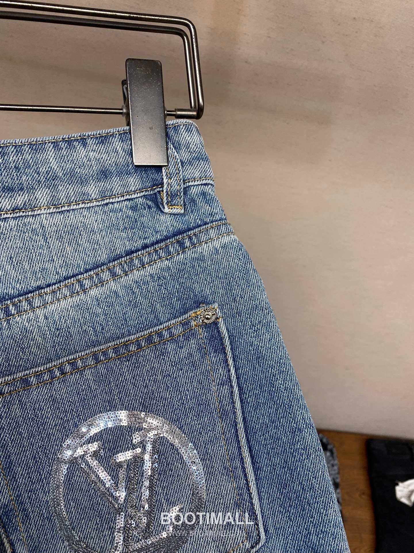 Louis Vuitton 2026SS Monogram Sequin Logo Cotton Denim Pants 루이비통 2026SS 모노그램 시퀸 로고 코튼 데님 팬츠 19
