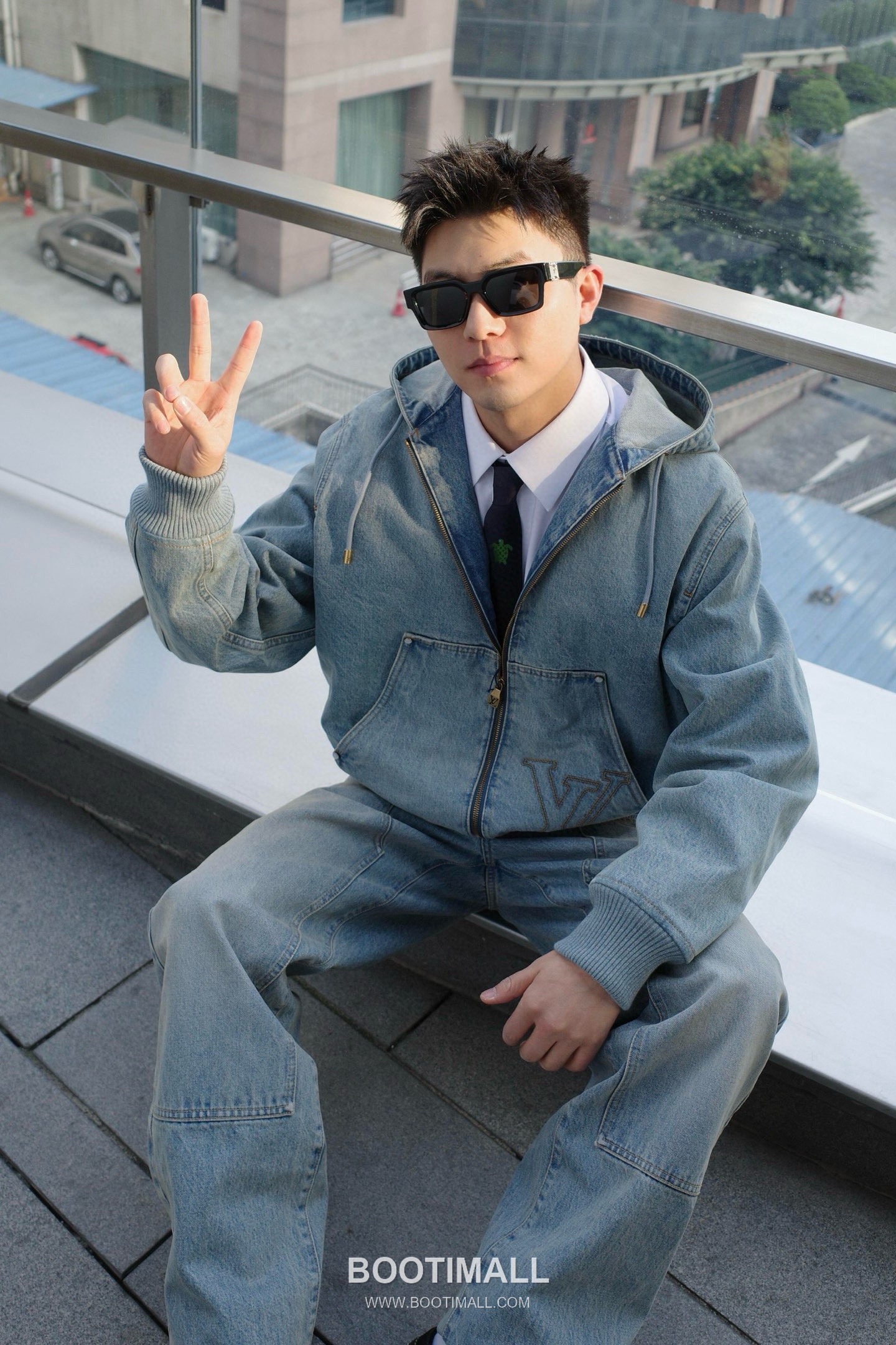 Louis Vuitton 2026SS Washed Cotton Denim Hooded Work Jacket with Embroidered Logo 루이비통 2026SS 워시드 코튼 데님 후드 워크 재킷 자수 로고 1