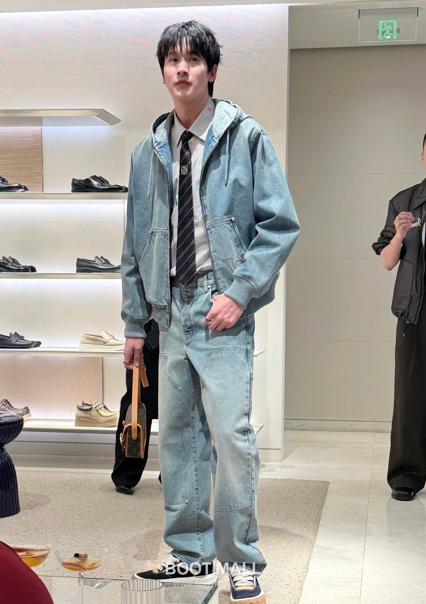 Louis Vuitton 2026SS Washed Cotton Denim Hooded Work Jacket with Embroidered Logo 루이비통 2026SS 워시드 코튼 데님 후드 워크 재킷 자수 로고 3