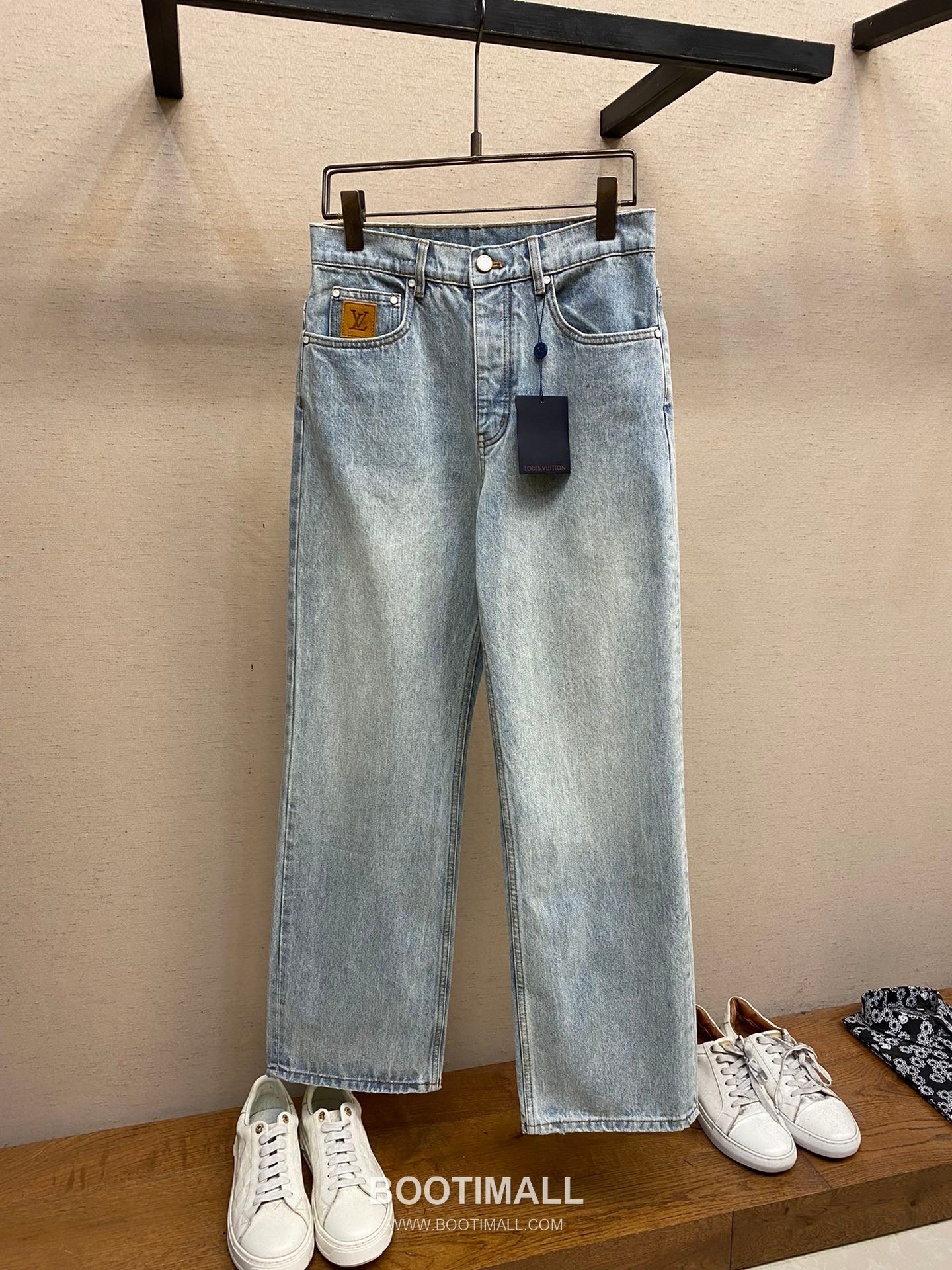 Louis Vuitton 2026SS Washed Cotton Denim Wide Leg Pants with Embroidered Logo 루이비통 2026SS 워시드 코튼 데님 와이드 레그 팬츠 자수 로고 8
