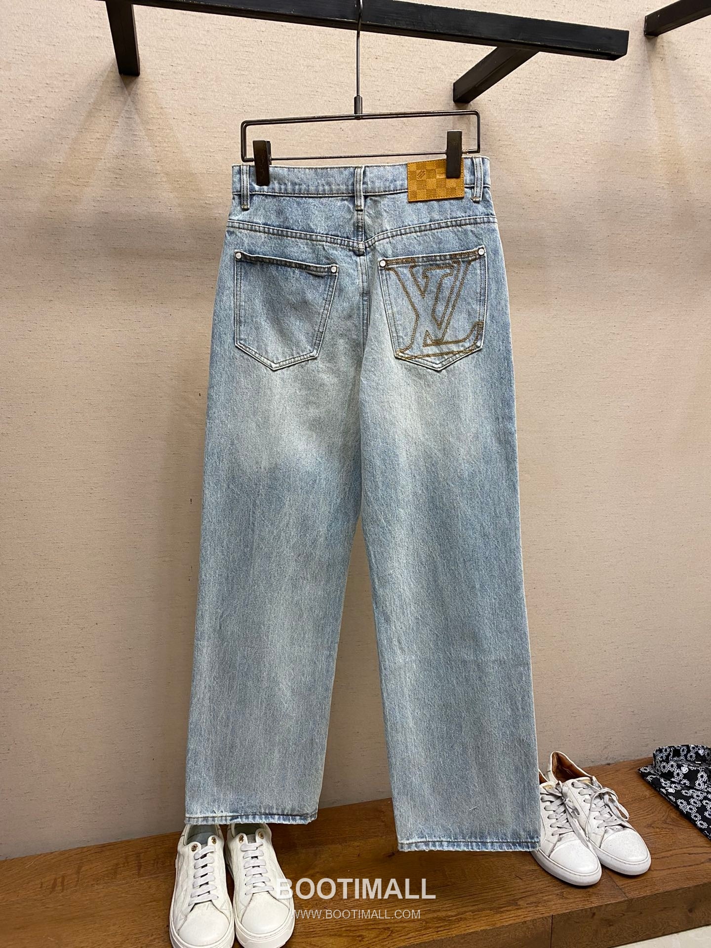 Louis Vuitton 2026SS Washed Cotton Denim Wide Leg Pants with Embroidered Logo 루이비통 2026SS 워시드 코튼 데님 와이드 레그 팬츠 자수 로고 9