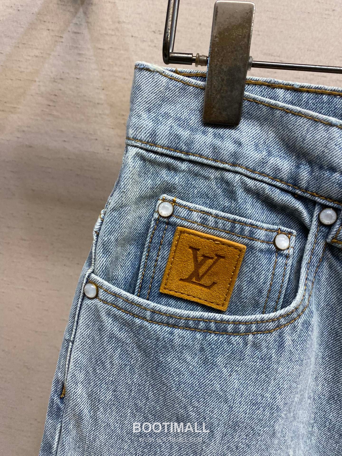 Louis Vuitton 2026SS Washed Cotton Denim Wide Leg Pants with Embroidered Logo 루이비통 2026SS 워시드 코튼 데님 와이드 레그 팬츠 자수 로고 10