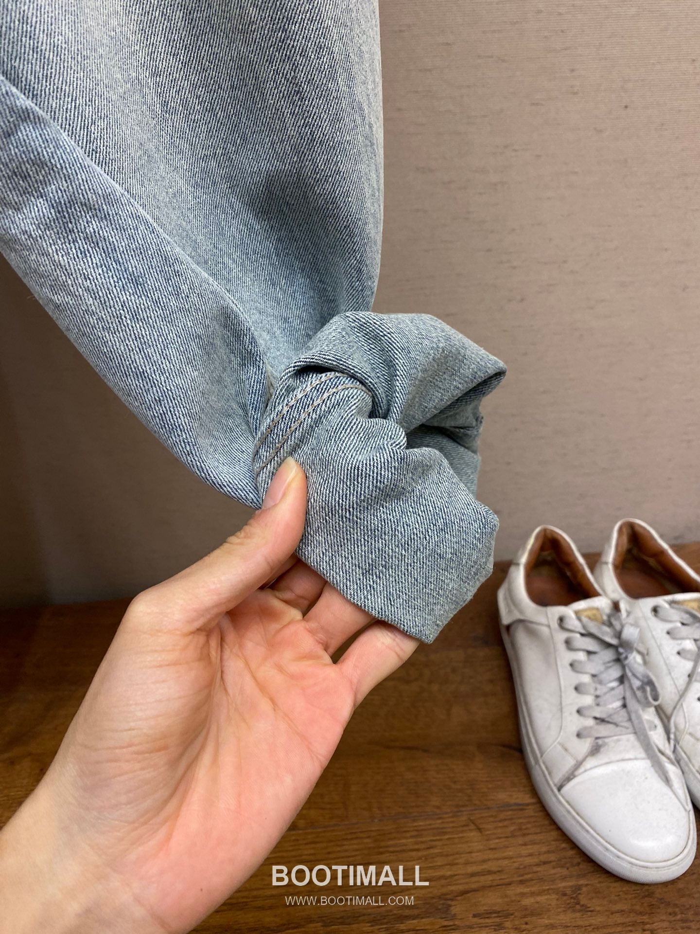 Louis Vuitton 2026SS Washed Cotton Denim Wide Leg Pants with Embroidered Logo 루이비통 2026SS 워시드 코튼 데님 와이드 레그 팬츠 자수 로고 15