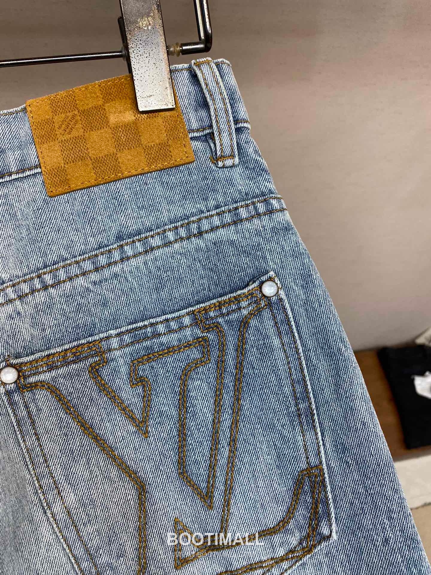 Louis Vuitton 2026SS Washed Cotton Denim Wide Leg Pants with Embroidered Logo 루이비통 2026SS 워시드 코튼 데님 와이드 레그 팬츠 자수 로고 16