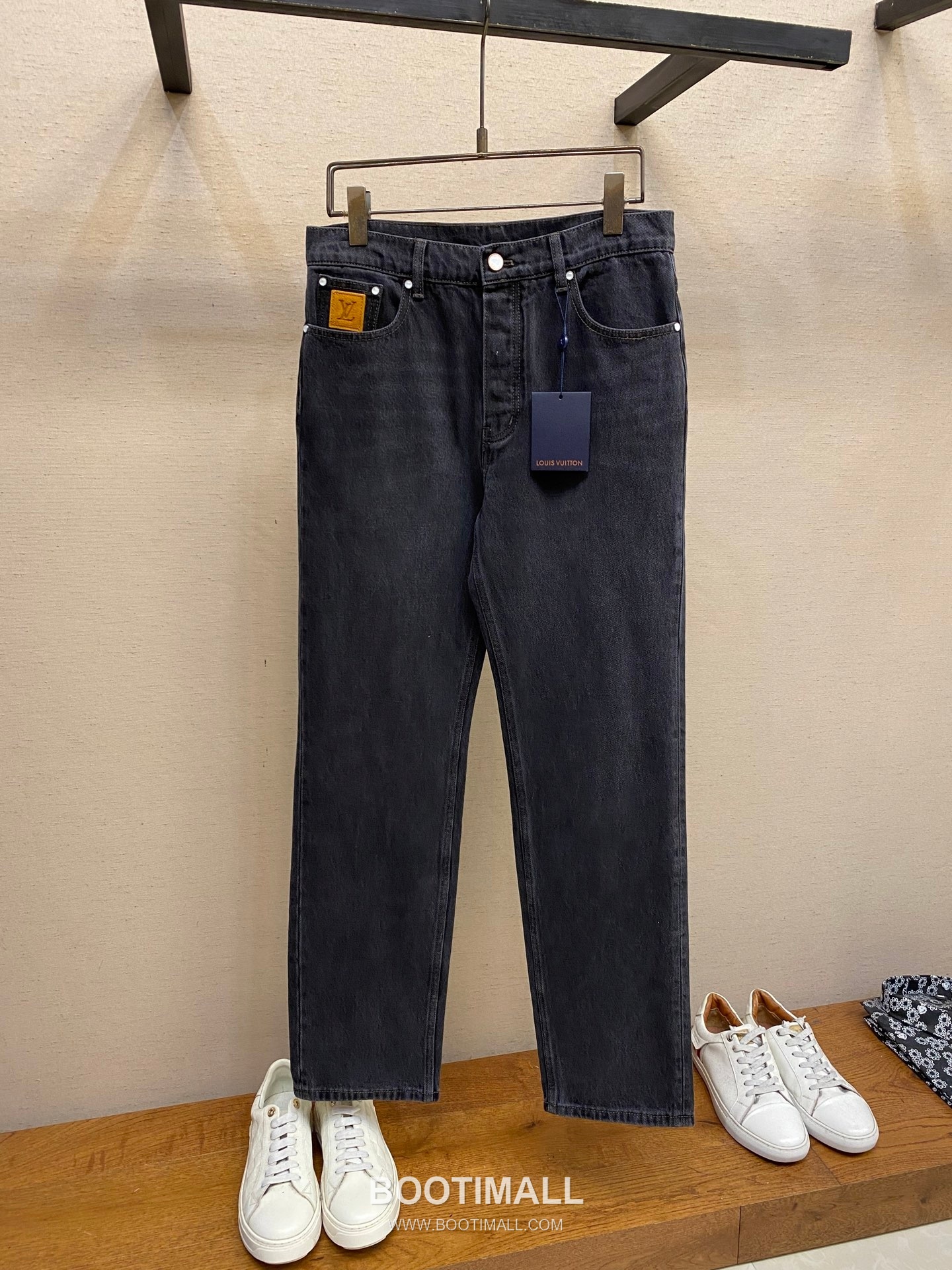 Louis Vuitton 2025SS Skate Style Cotton Denim Pants with Embroidered Logo 루이비통 2025SS 스케이트 스타일 코튼 데님 팬츠 자수 로고 3