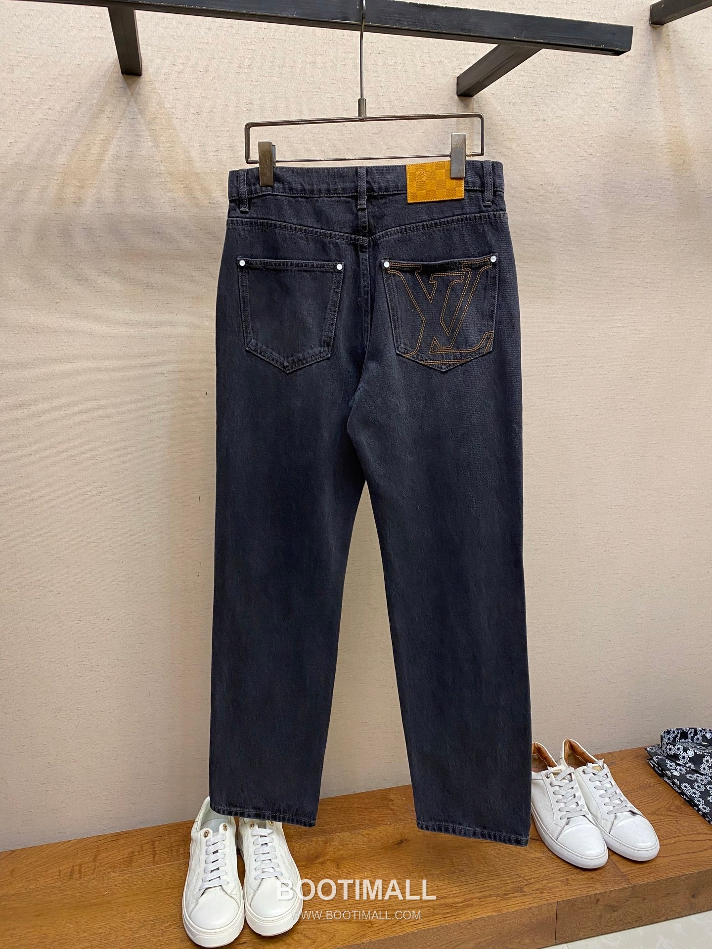 Louis Vuitton 2025SS Skate Style Cotton Denim Pants with Embroidered Logo 루이비통 2025SS 스케이트 스타일 코튼 데님 팬츠 자수 로고 4