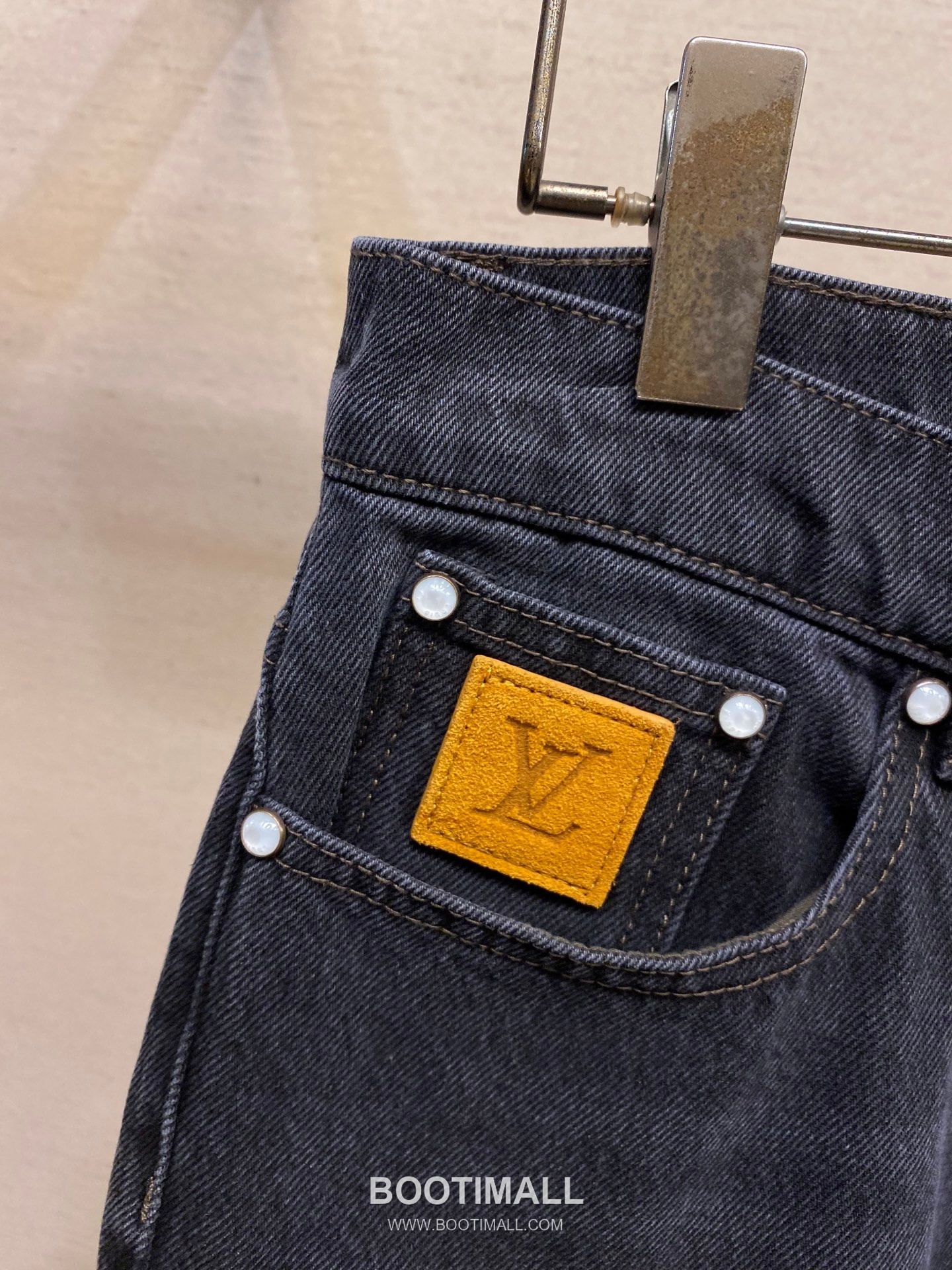 Louis Vuitton 2025SS Skate Style Cotton Denim Pants with Embroidered Logo 루이비통 2025SS 스케이트 스타일 코튼 데님 팬츠 자수 로고 5