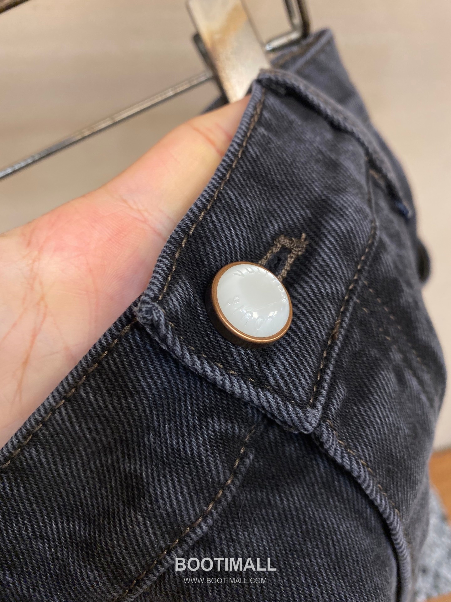 Louis Vuitton 2025SS Skate Style Cotton Denim Pants with Embroidered Logo 루이비통 2025SS 스케이트 스타일 코튼 데님 팬츠 자수 로고 6