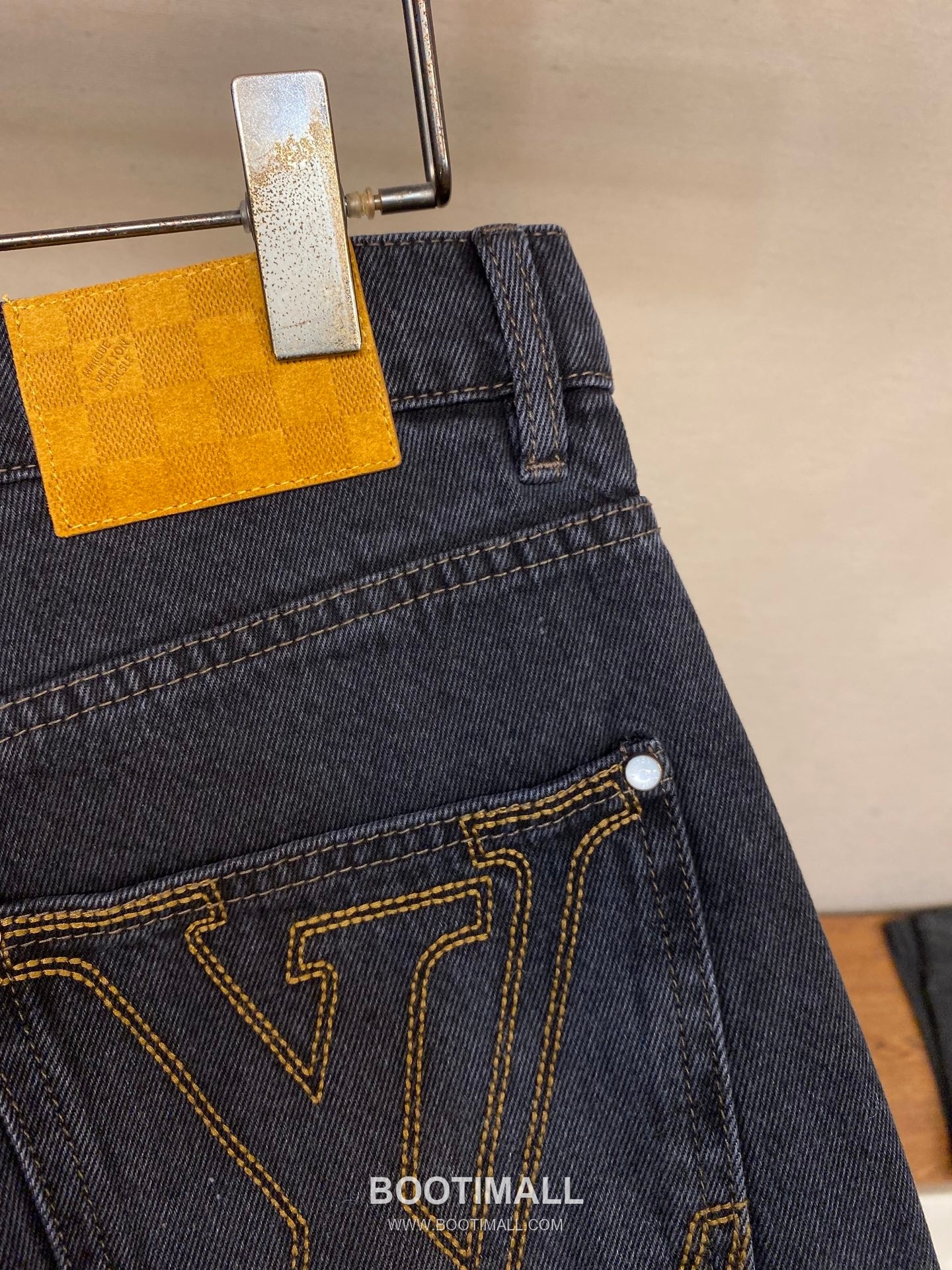 Louis Vuitton 2025SS Skate Style Cotton Denim Pants with Embroidered Logo 루이비통 2025SS 스케이트 스타일 코튼 데님 팬츠 자수 로고 11