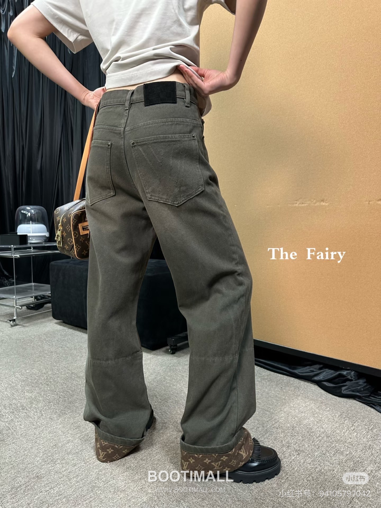 Louis Vuitton 2025FW Monogram Waxed Coated Cotton Denim Pants with Print Detail 루이비통 2025FW 모노그램 왁스 코팅 코튼 데님 팬츠 프린트 디테일 7