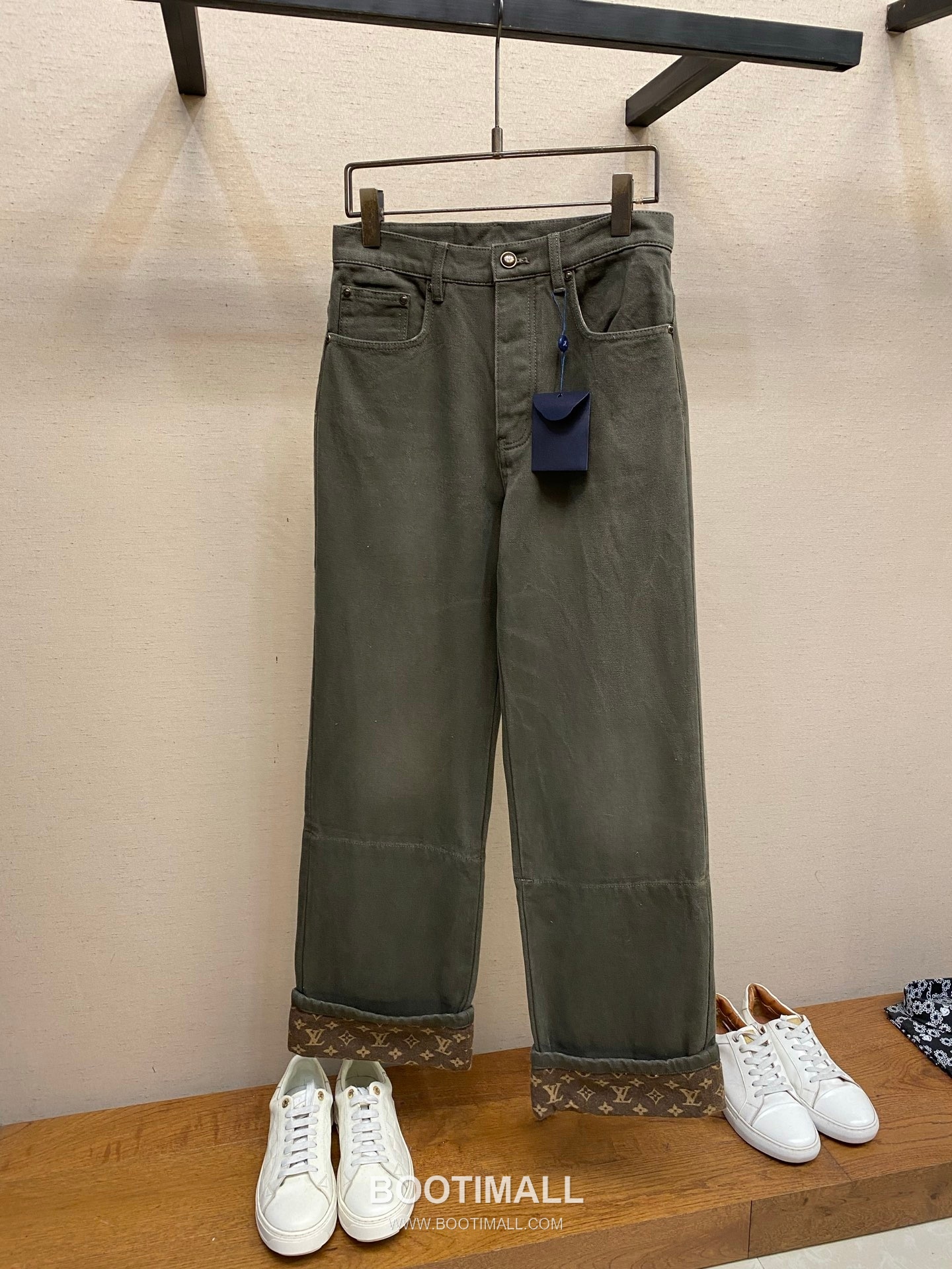 Louis Vuitton 2025FW Monogram Waxed Coated Cotton Denim Pants with Print Detail 루이비통 2025FW 모노그램 왁스 코팅 코튼 데님 팬츠 프린트 디테일 8
