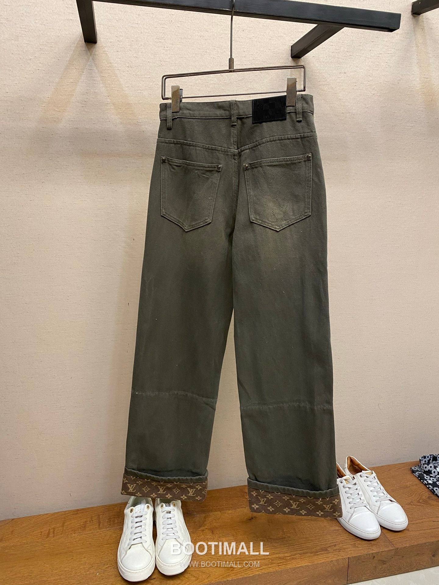 Louis Vuitton 2025FW Monogram Waxed Coated Cotton Denim Pants with Print Detail 루이비통 2025FW 모노그램 왁스 코팅 코튼 데님 팬츠 프린트 디테일 9