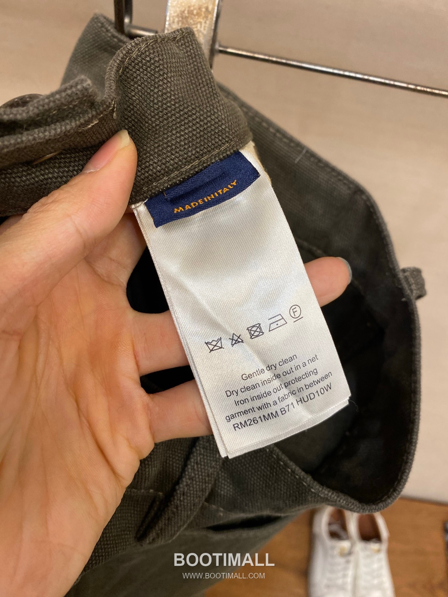 Louis Vuitton 2025FW Monogram Waxed Coated Cotton Denim Pants with Print Detail 루이비통 2025FW 모노그램 왁스 코팅 코튼 데님 팬츠 프린트 디테일 11