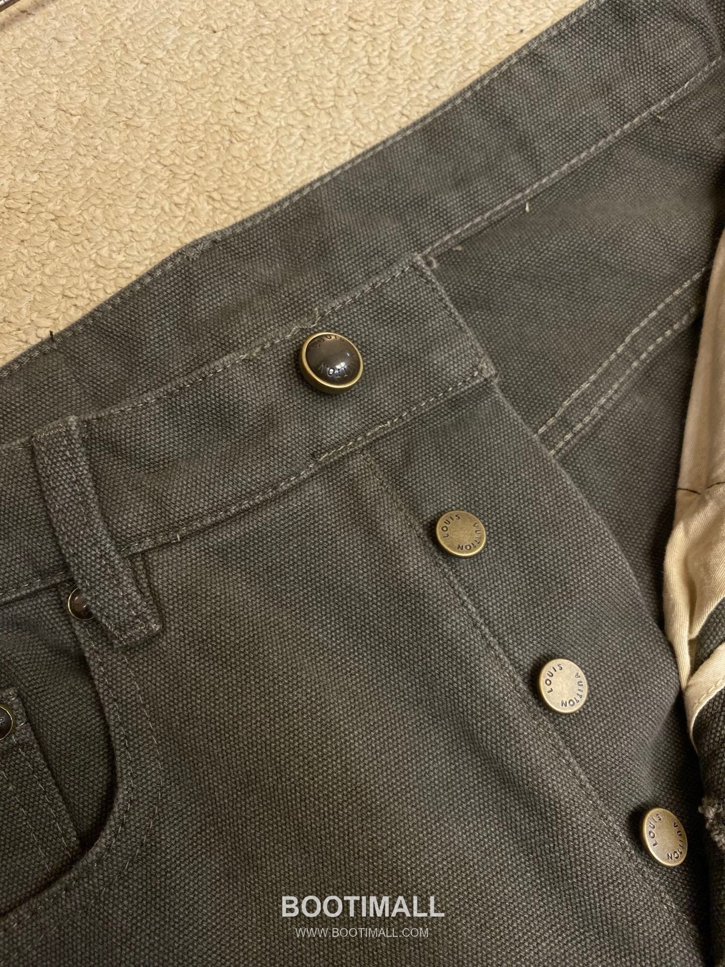 Louis Vuitton 2025FW Monogram Waxed Coated Cotton Denim Pants with Print Detail 루이비통 2025FW 모노그램 왁스 코팅 코튼 데님 팬츠 프린트 디테일 13