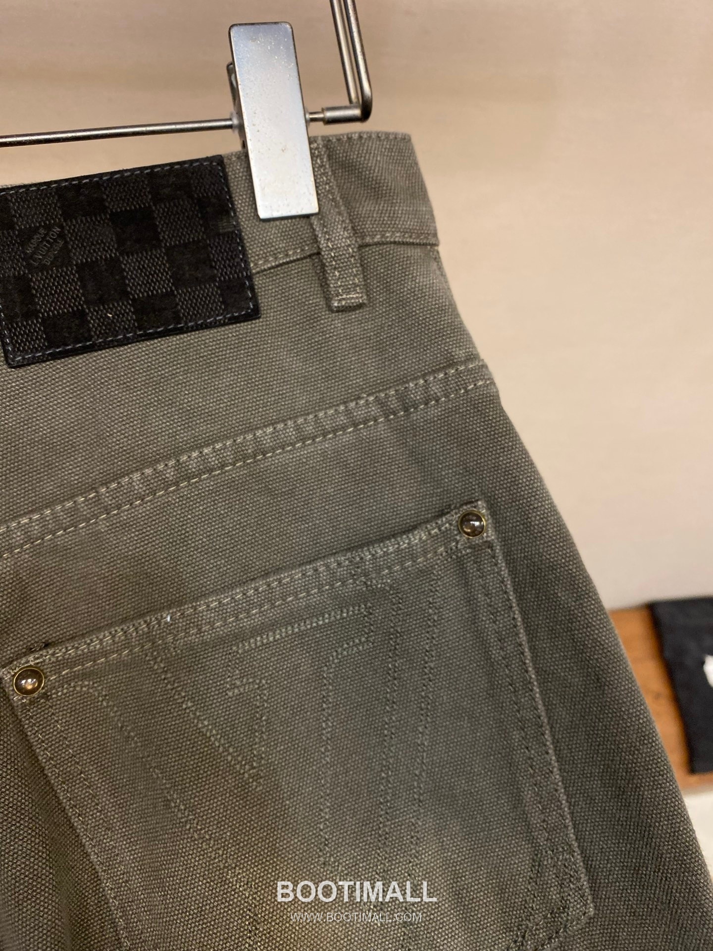 Louis Vuitton 2025FW Monogram Waxed Coated Cotton Denim Pants with Print Detail 루이비통 2025FW 모노그램 왁스 코팅 코튼 데님 팬츠 프린트 디테일 16