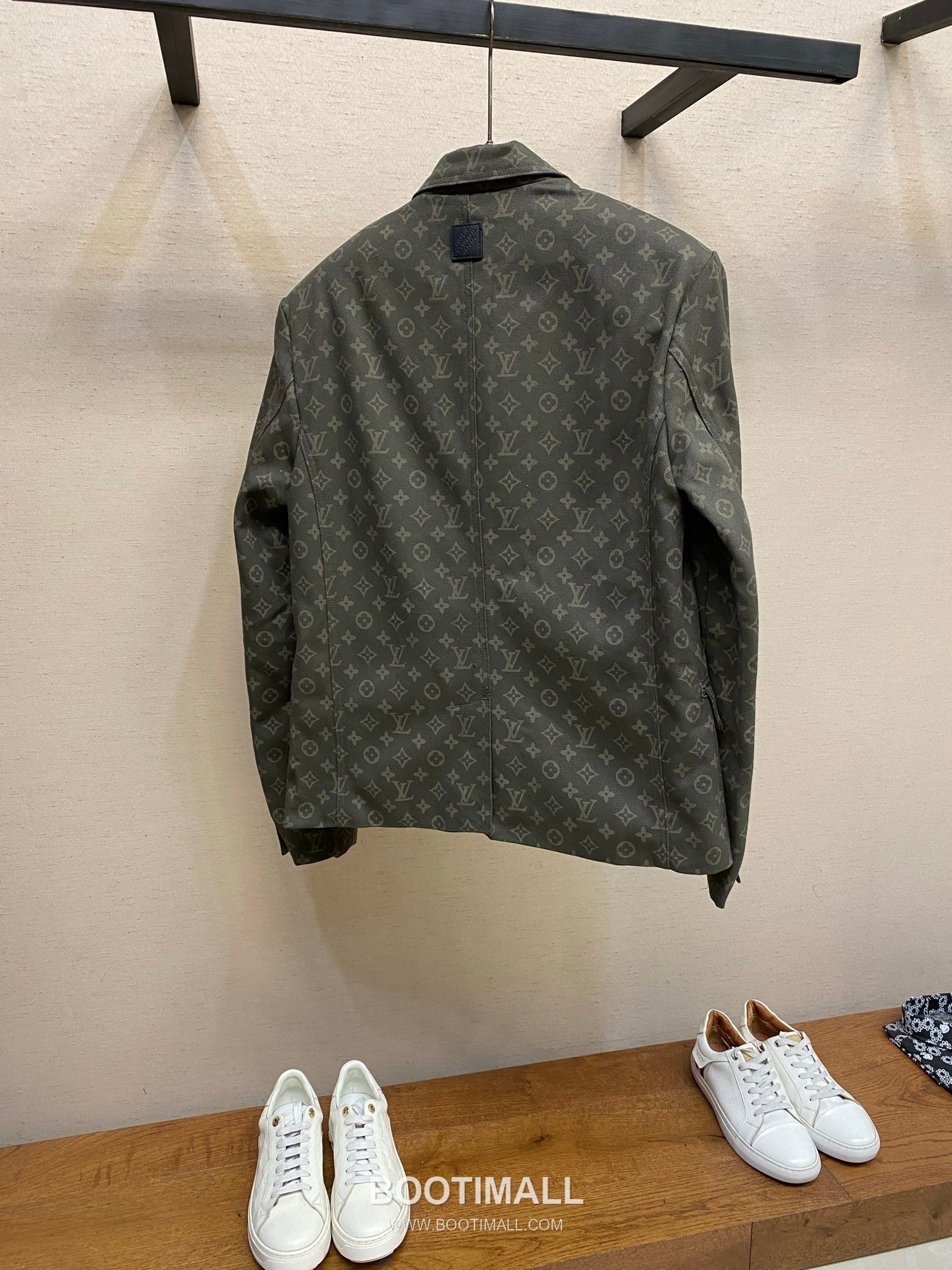Louis Vuitton 2026SS Letter Jacquard Cotton Denim Blazer Jacket with Leather Patch 루이비통 2026SS 레터 자카드 코튼 데님 블레이저 재킷 가죽 패치 9