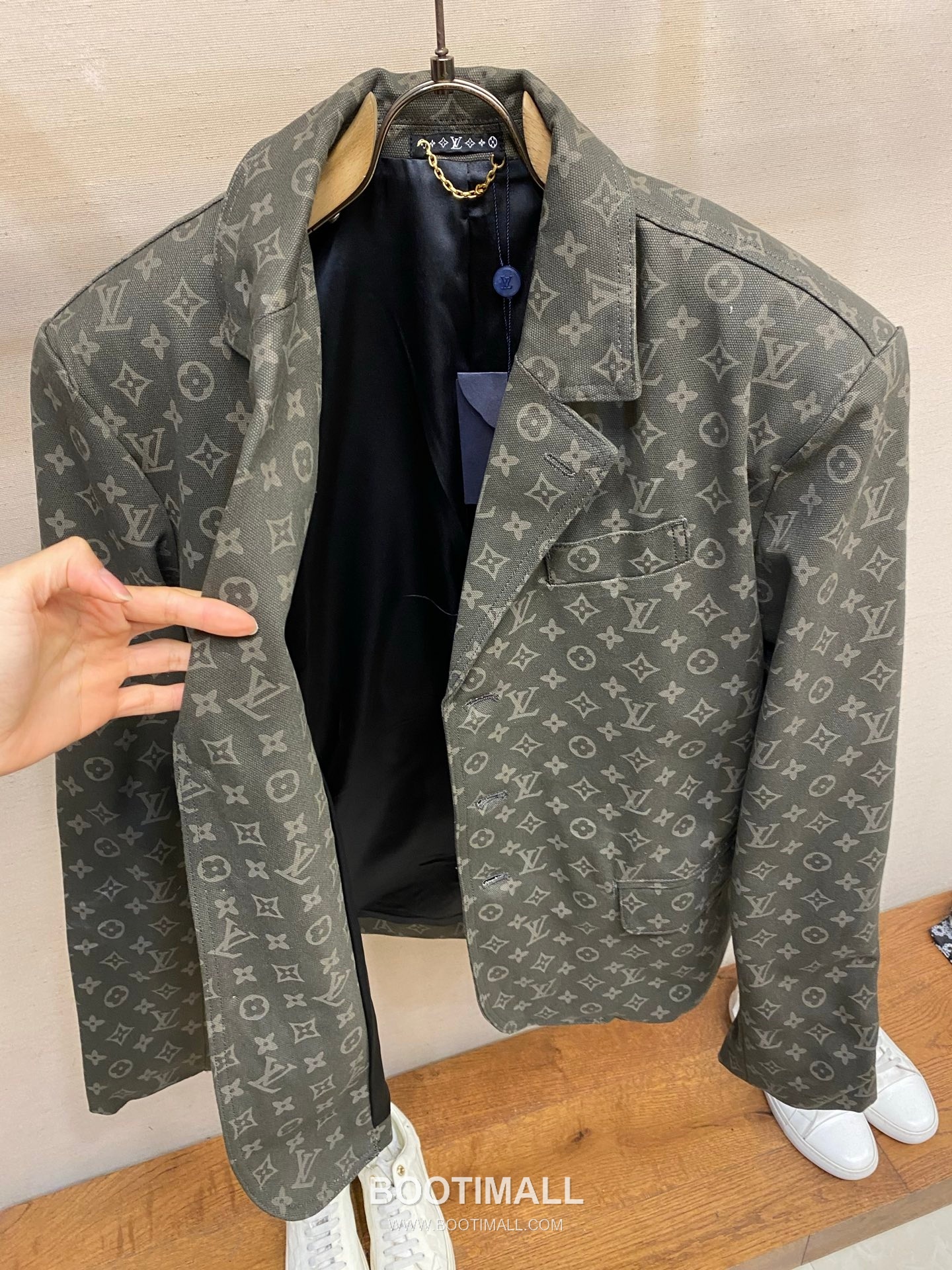 Louis Vuitton 2026SS Letter Jacquard Cotton Denim Blazer Jacket with Leather Patch 루이비통 2026SS 레터 자카드 코튼 데님 블레이저 재킷 가죽 패치 12