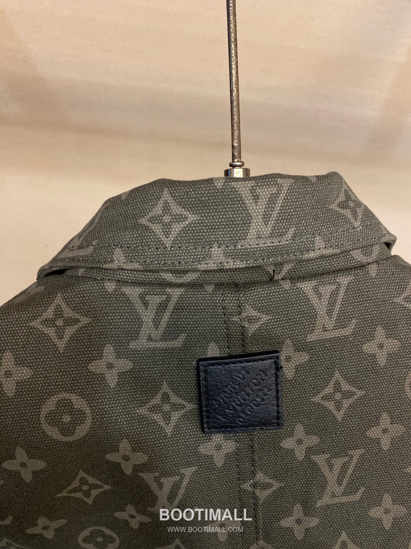 Louis Vuitton 2026SS Letter Jacquard Cotton Denim Blazer Jacket with Leather Patch 루이비통 2026SS 레터 자카드 코튼 데님 블레이저 재킷 가죽 패치 16