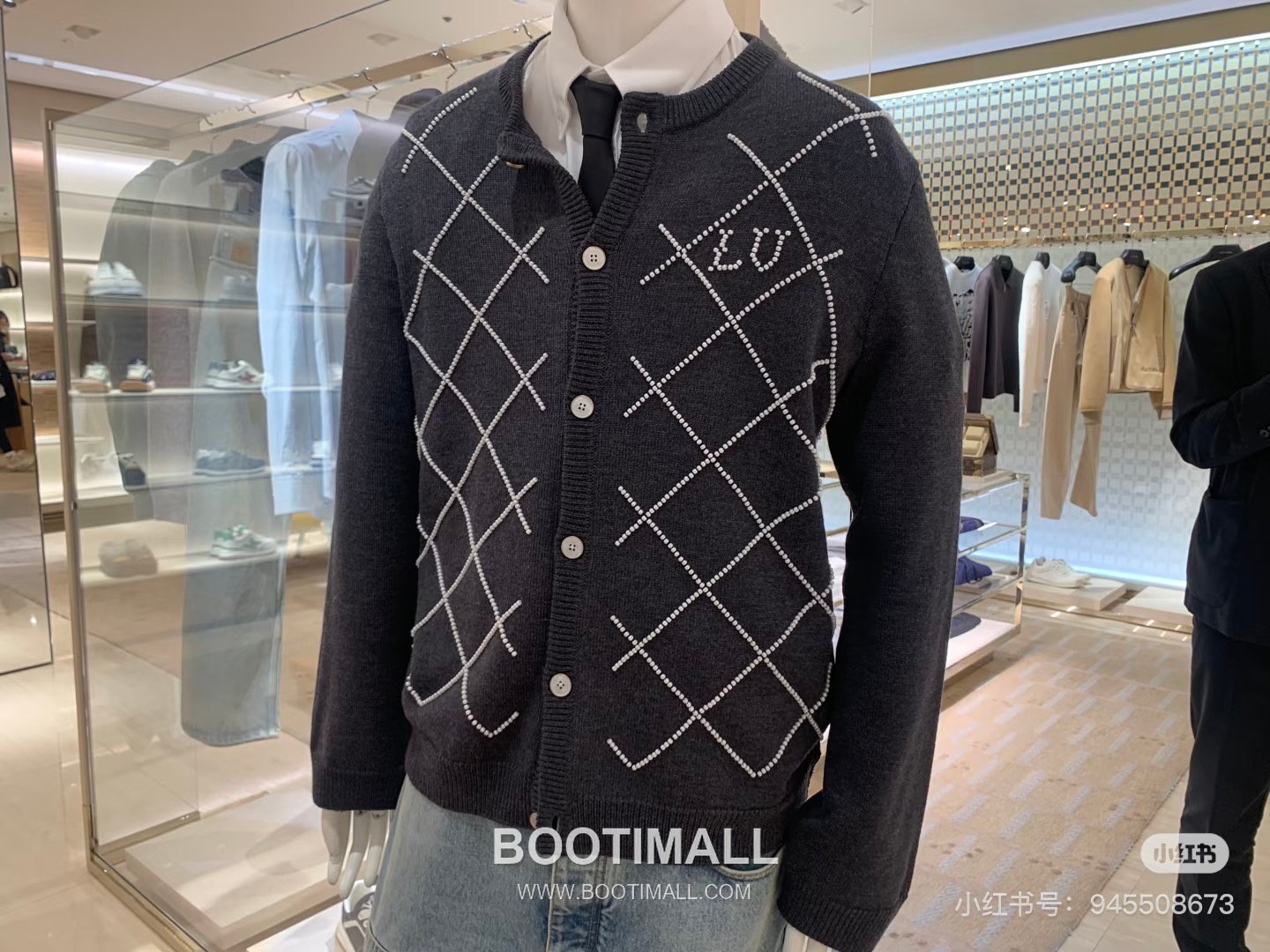 Louis Vuitton 2026SS Diamond Pattern Beaded Letter Cotton Blend Knit Cardigan 루이비통 2026SS 다이아몬드 패턴 핸드 비즈 레터 코튼 혼방 니트 가디건 1