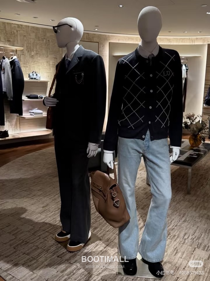 Louis Vuitton 2026SS Diamond Pattern Beaded Letter Cotton Blend Knit Cardigan 루이비통 2026SS 다이아몬드 패턴 핸드 비즈 레터 코튼 혼방 니트 가디건 4