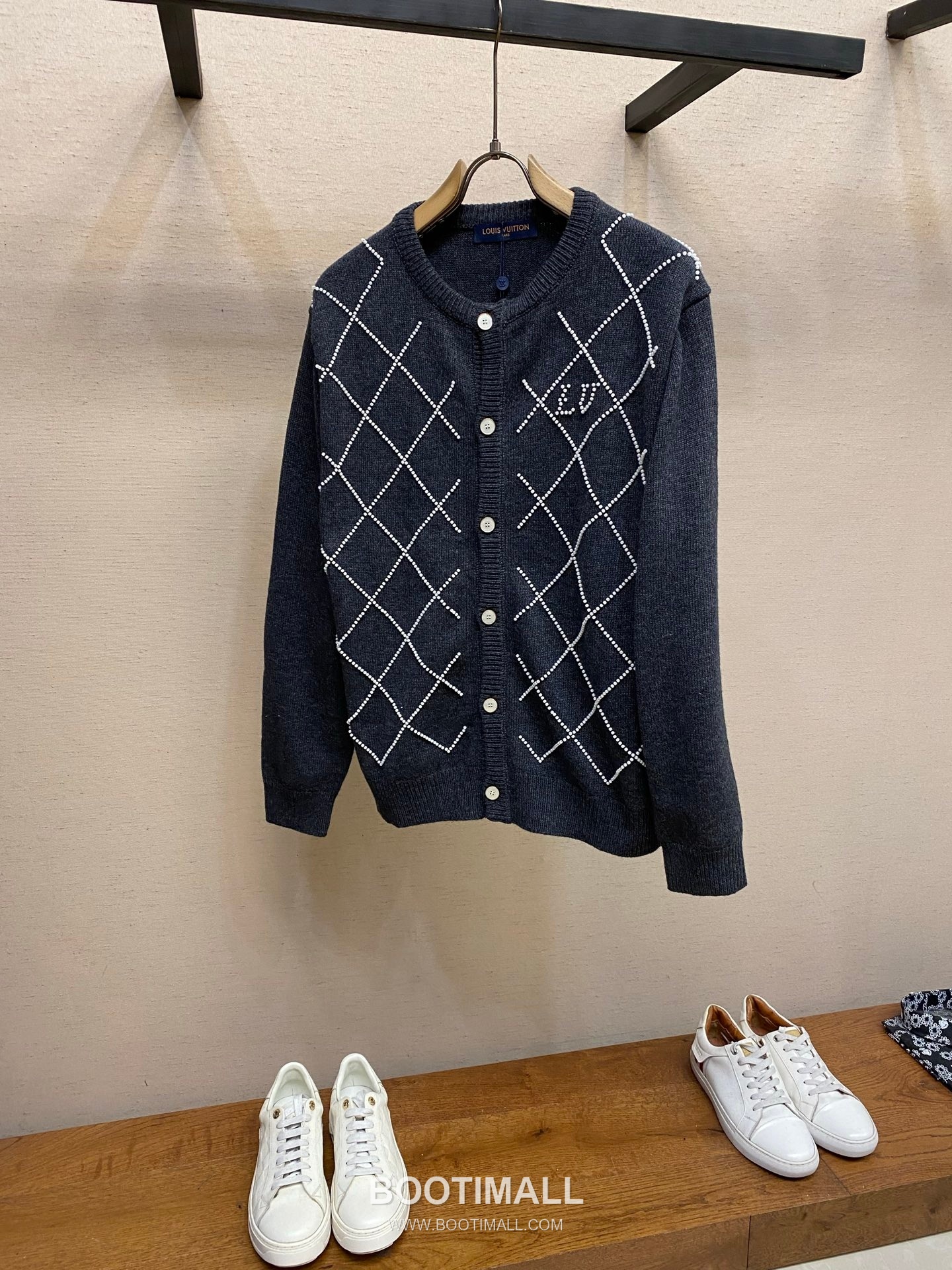 Louis Vuitton 2026SS Diamond Pattern Beaded Letter Cotton Blend Knit Cardigan 루이비통 2026SS 다이아몬드 패턴 핸드 비즈 레터 코튼 혼방 니트 가디건 5