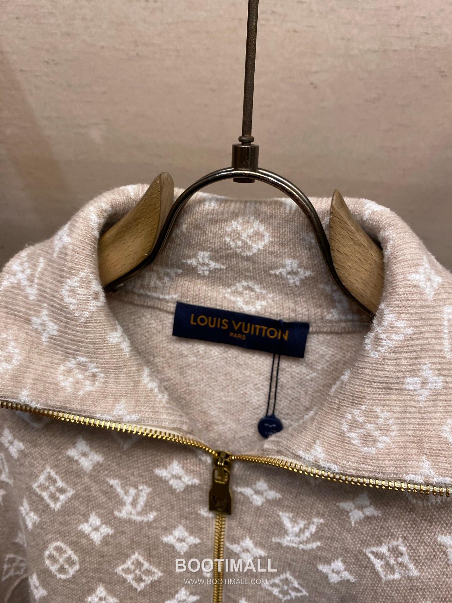 Louis Vuitton 2026FW Monogram Jacquard Wool Blend Half Zip Knit Sweater 루이비통 2026FW 모노그램 자카드 울 혼방 하프집 니트 스웨터 11