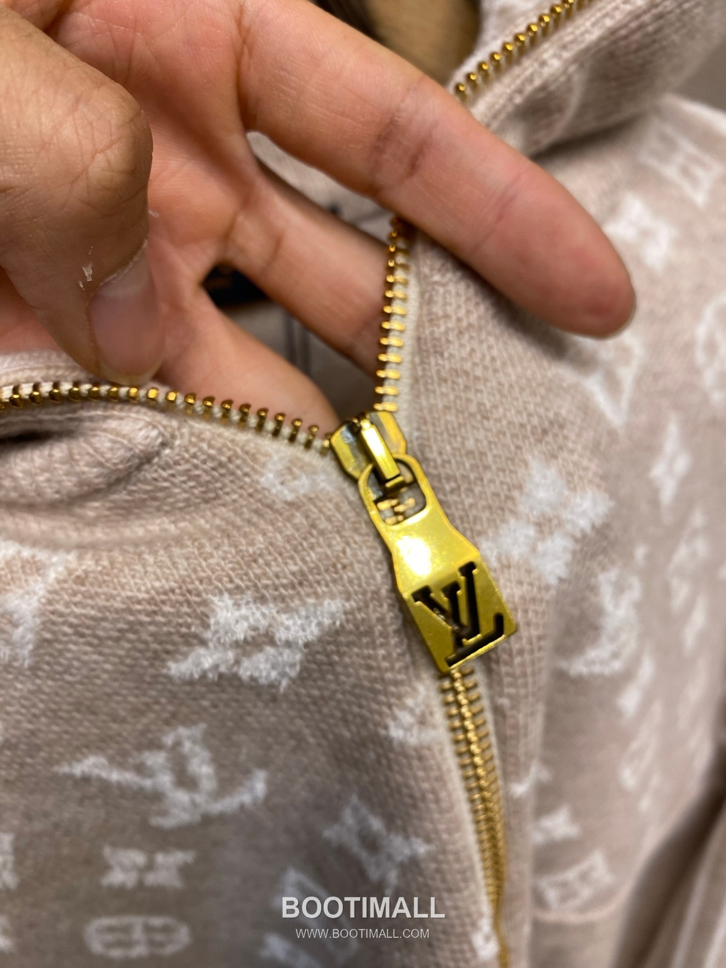 Louis Vuitton 2026FW Monogram Jacquard Wool Blend Half Zip Knit Sweater 루이비통 2026FW 모노그램 자카드 울 혼방 하프집 니트 스웨터 13