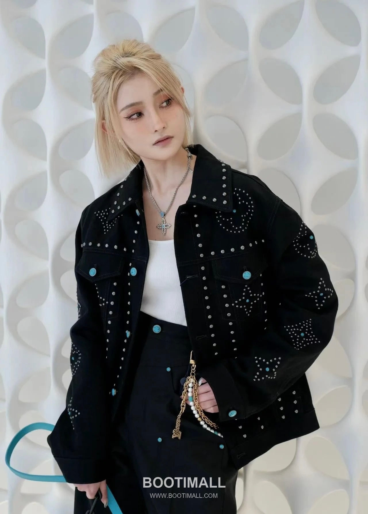 Louis Vuitton 2026FW Studded Monogram Cotton Denim Jacket with Turquoise Button Detail 루이비통 2026FW 스터드 모노그램 코튼 데님 재킷 터콰이즈 버튼 디테일 3