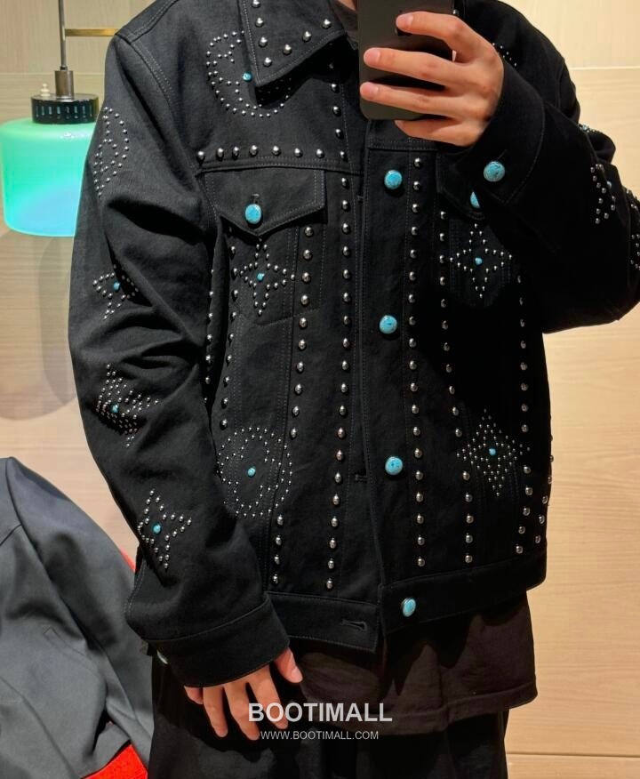 Louis Vuitton 2026FW Studded Monogram Cotton Denim Jacket with Turquoise Button Detail 루이비통 2026FW 스터드 모노그램 코튼 데님 재킷 터콰이즈 버튼 디테일 5