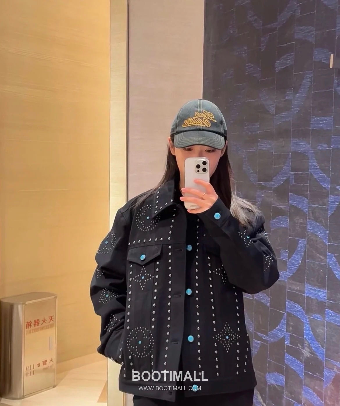 Louis Vuitton 2026FW Studded Monogram Cotton Denim Jacket with Turquoise Button Detail 루이비통 2026FW 스터드 모노그램 코튼 데님 재킷 터콰이즈 버튼 디테일 6