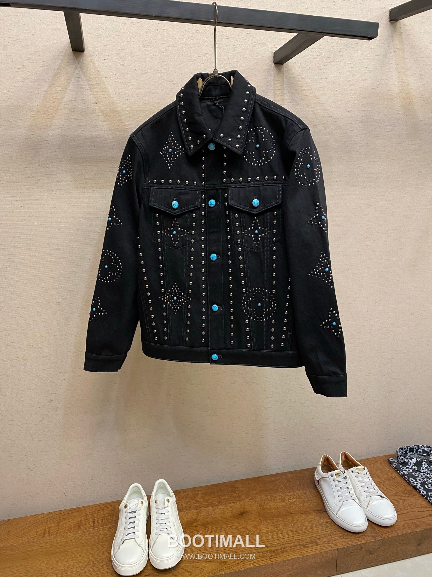 Louis Vuitton 2026FW Studded Monogram Cotton Denim Jacket with Turquoise Button Detail 루이비통 2026FW 스터드 모노그램 코튼 데님 재킷 터콰이즈 버튼 디테일 10