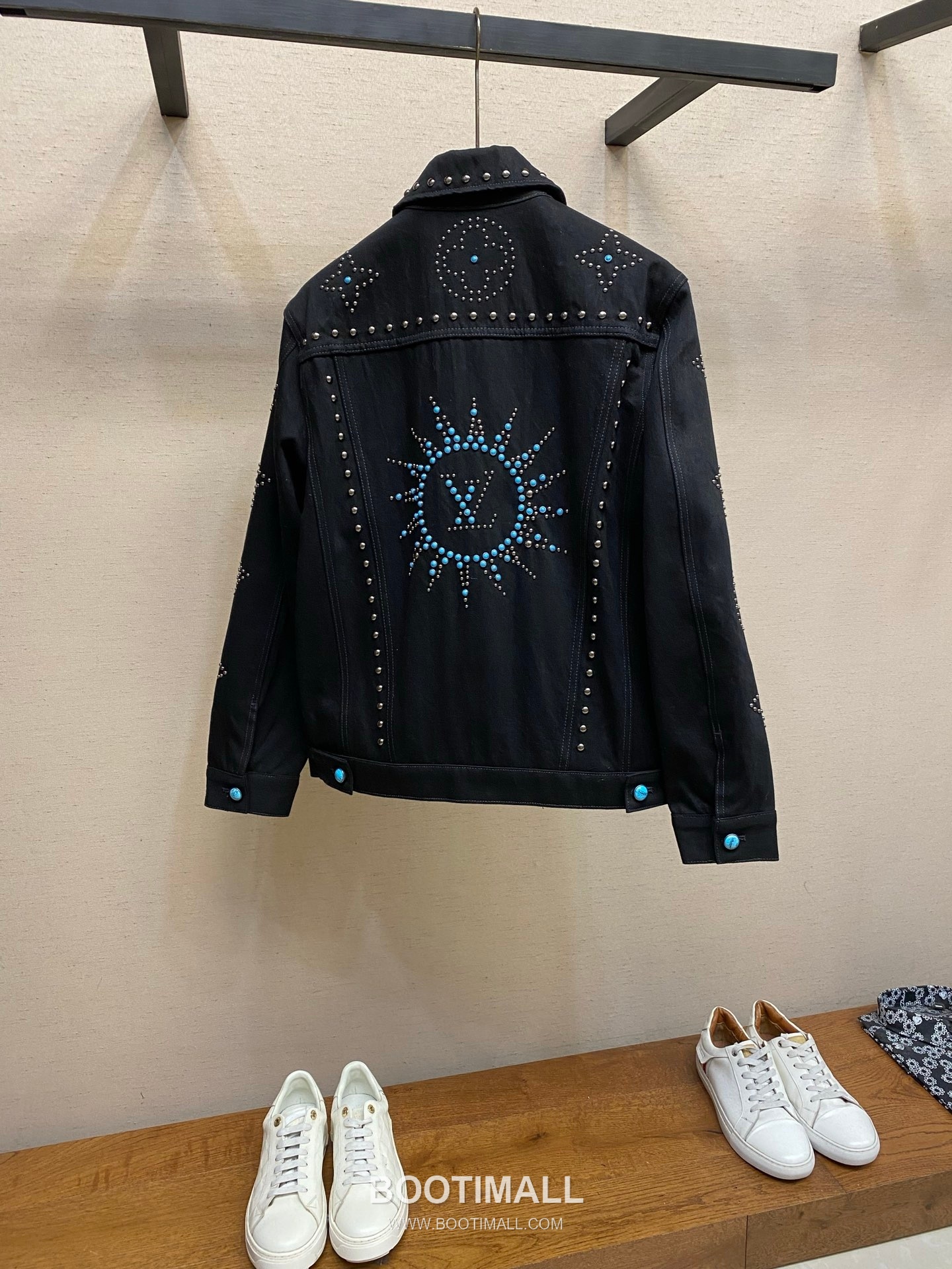 Louis Vuitton 2026FW Studded Monogram Cotton Denim Jacket with Turquoise Button Detail 루이비통 2026FW 스터드 모노그램 코튼 데님 재킷 터콰이즈 버튼 디테일 11