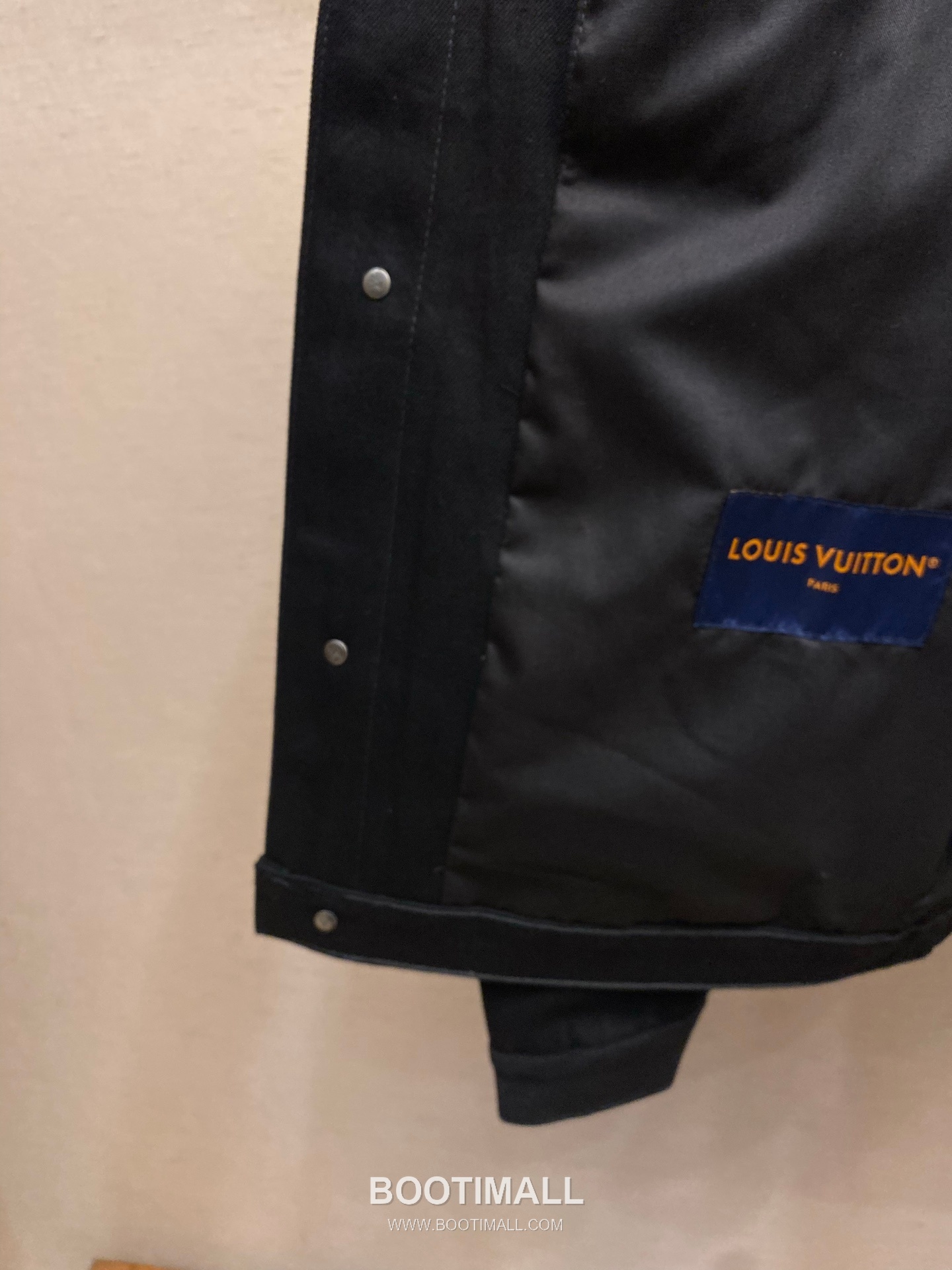 Louis Vuitton 2026FW Studded Monogram Cotton Denim Jacket with Turquoise Button Detail 루이비통 2026FW 스터드 모노그램 코튼 데님 재킷 터콰이즈 버튼 디테일 16