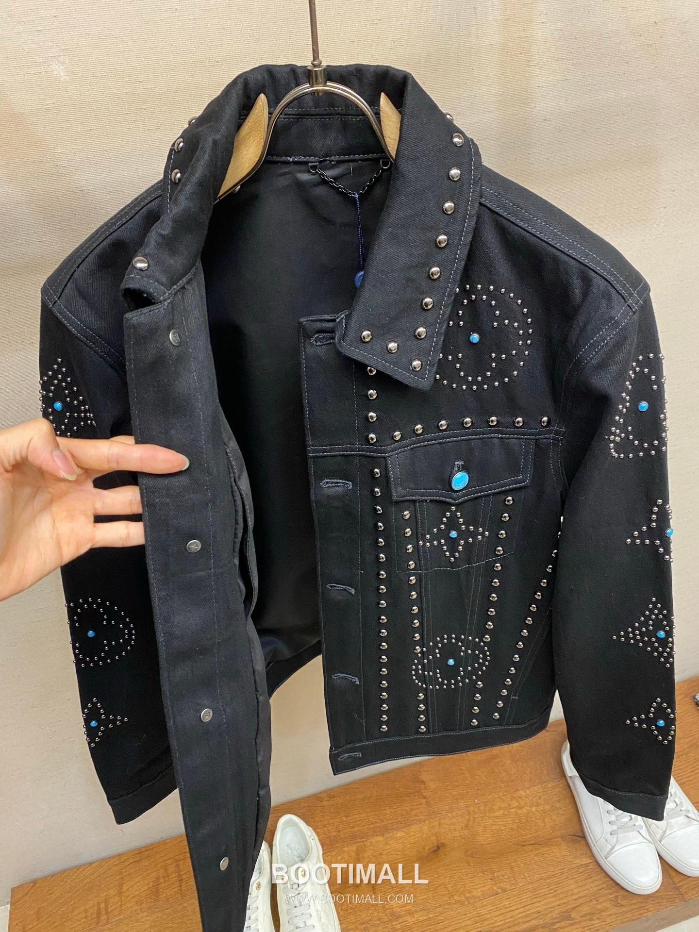 Louis Vuitton 2026FW Studded Monogram Cotton Denim Jacket with Turquoise Button Detail 루이비통 2026FW 스터드 모노그램 코튼 데님 재킷 터콰이즈 버튼 디테일 17
