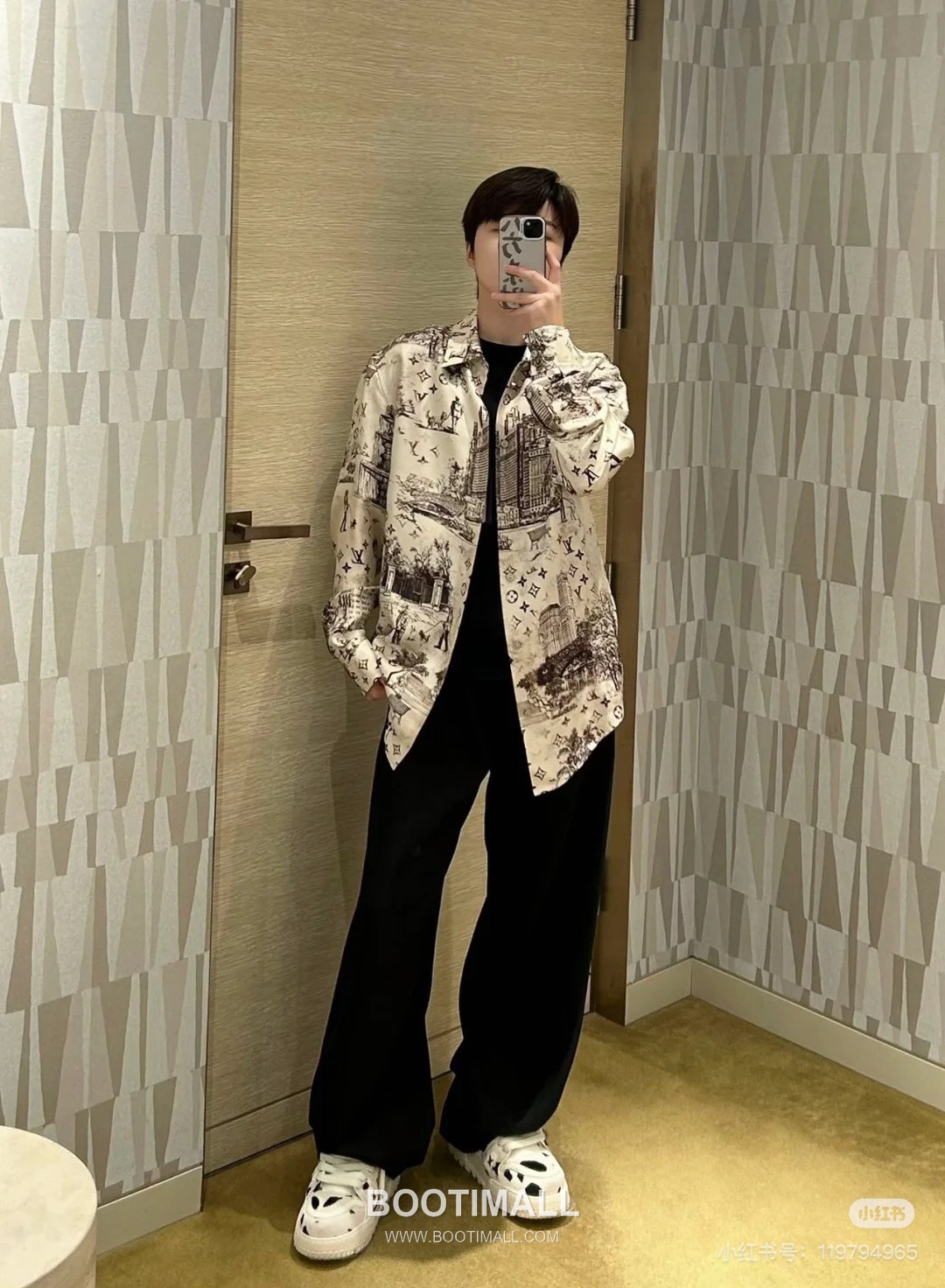 Louis Vuitton 2024FW Monogram City Walk Silk Twill Shirt with Print Detail 루이비통 2024FW 모노그램 시티워크 실크 트윌 셔츠 프린트 디테일 2