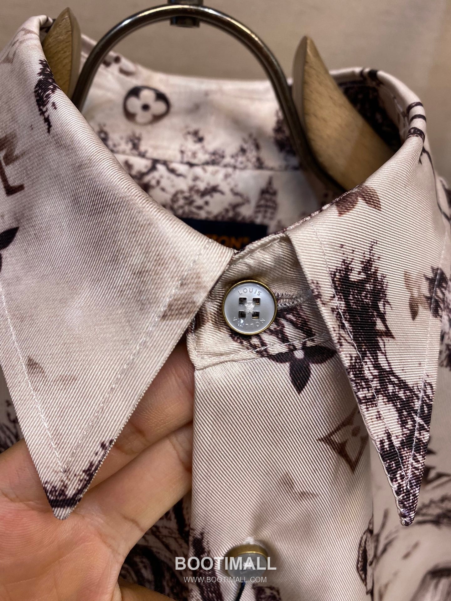 Louis Vuitton 2024FW Monogram City Walk Silk Twill Shirt with Print Detail 루이비통 2024FW 모노그램 시티워크 실크 트윌 셔츠 프린트 디테일 14