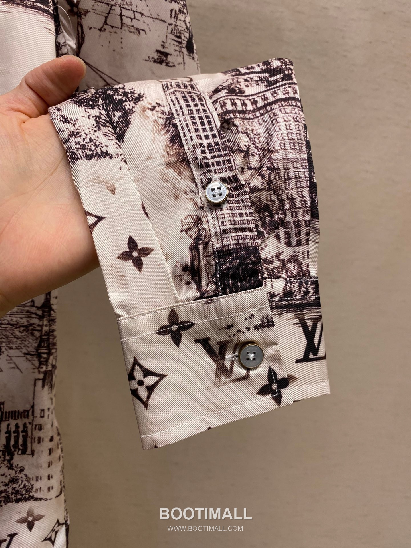 Louis Vuitton 2024FW Monogram City Walk Silk Twill Shirt with Print Detail 루이비통 2024FW 모노그램 시티워크 실크 트윌 셔츠 프린트 디테일 15