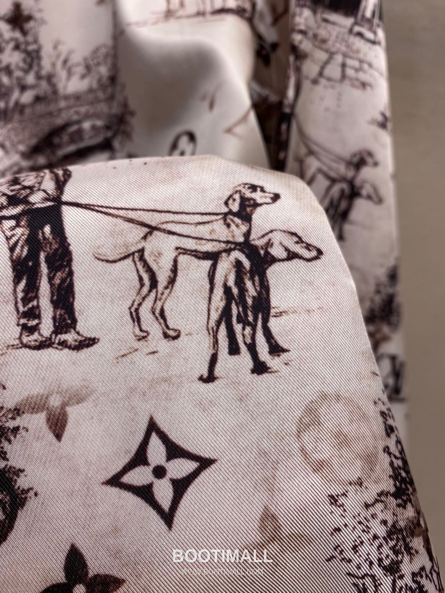 Louis Vuitton 2024FW Monogram City Walk Silk Twill Shirt with Print Detail 루이비통 2024FW 모노그램 시티워크 실크 트윌 셔츠 프린트 디테일 16