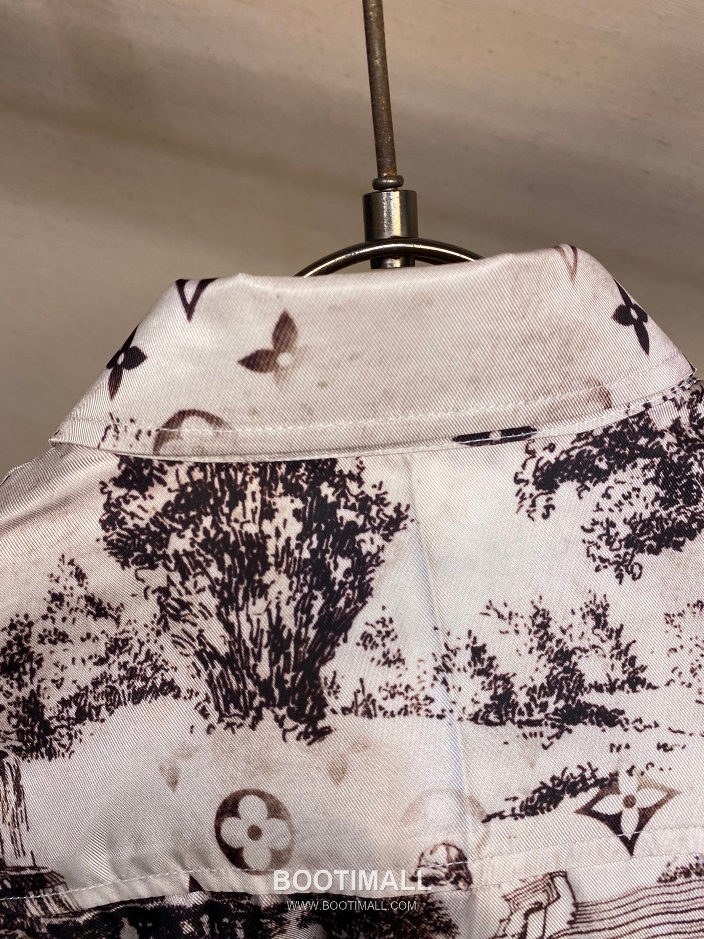 Louis Vuitton 2024FW Monogram City Walk Silk Twill Shirt with Print Detail 루이비통 2024FW 모노그램 시티워크 실크 트윌 셔츠 프린트 디테일 18