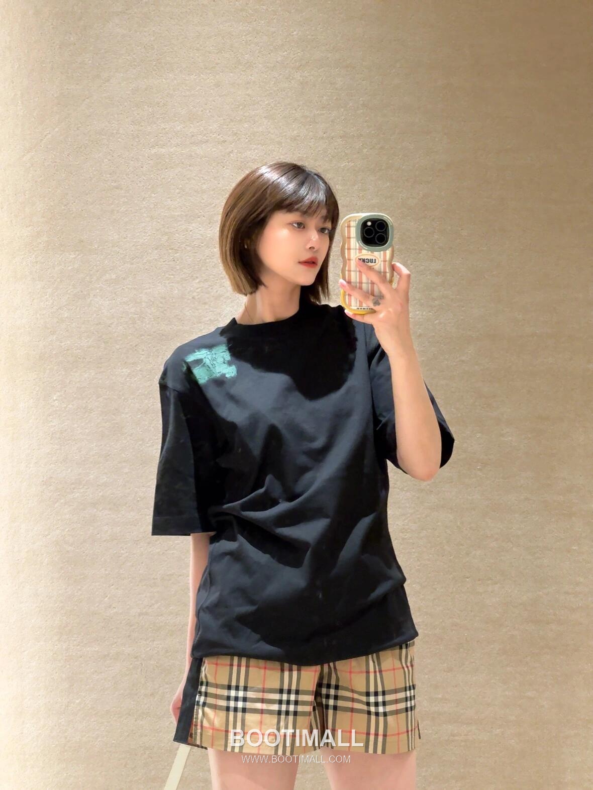 Burberry 2026SS Equestrian Knight Print Cotton T-Shirt with Logo Detail 버버리 2026SS 마술 기사 프린트 코튼 반팔 티셔츠 로고 디테일 1