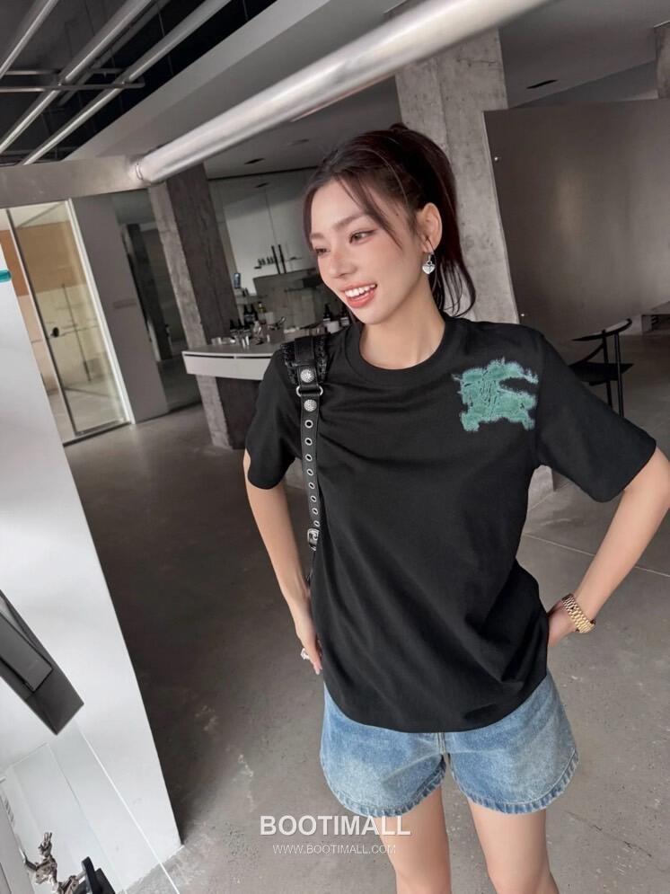 Burberry 2026SS Equestrian Knight Print Cotton T-Shirt with Logo Detail 버버리 2026SS 마술 기사 프린트 코튼 반팔 티셔츠 로고 디테일 5