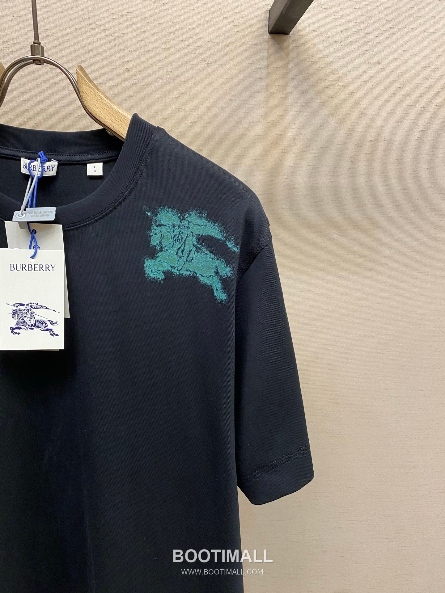 Burberry 2026SS Equestrian Knight Print Cotton T-Shirt with Logo Detail 버버리 2026SS 마술 기사 프린트 코튼 반팔 티셔츠 로고 디테일 14