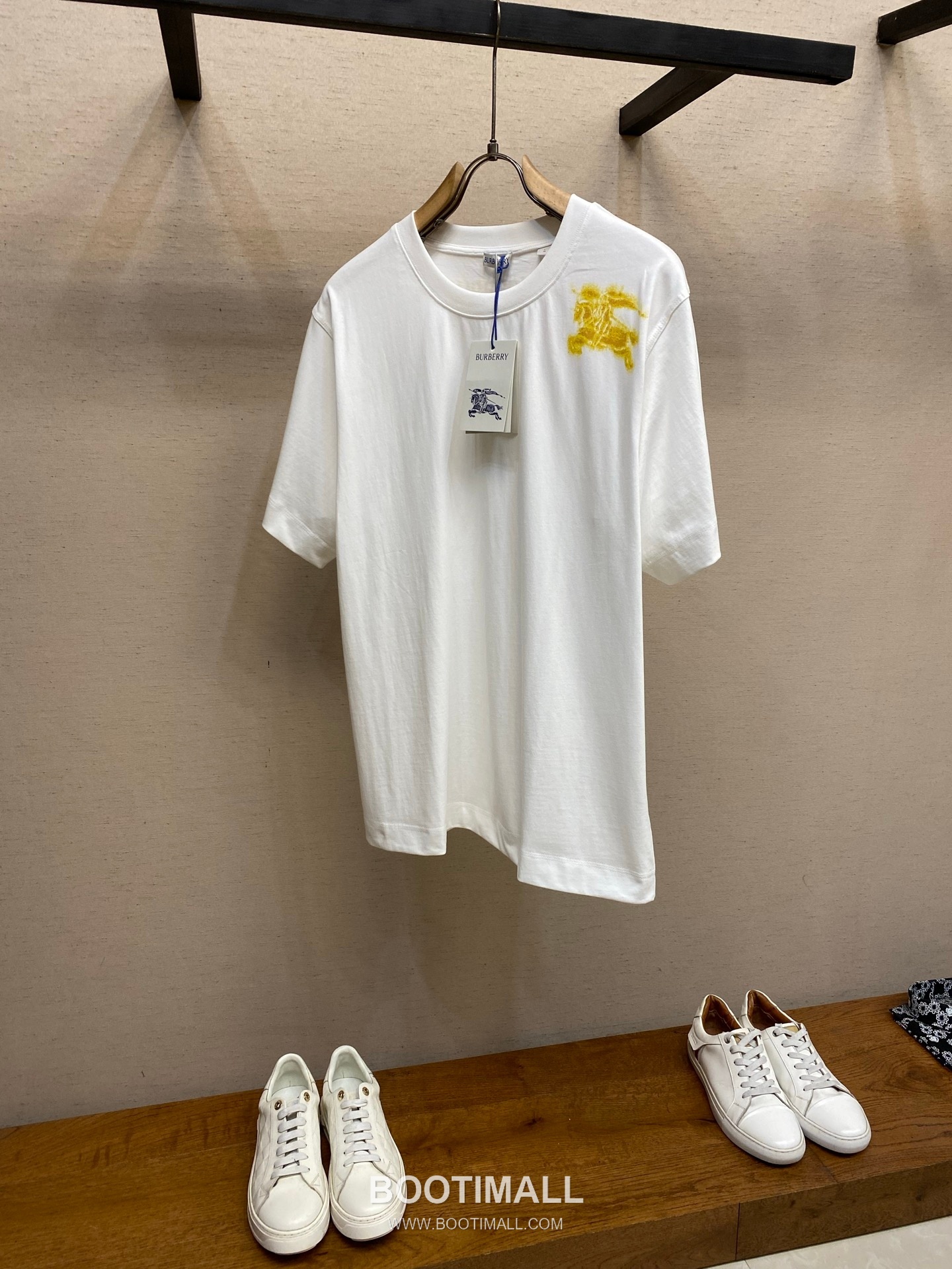 Burberry 2026SS Equestrian Knight Print Cotton T-Shirt with Logo Detail 버버리 2026SS 마술 기사 프린트 코튼 반팔 티셔츠 로고 디테일 1