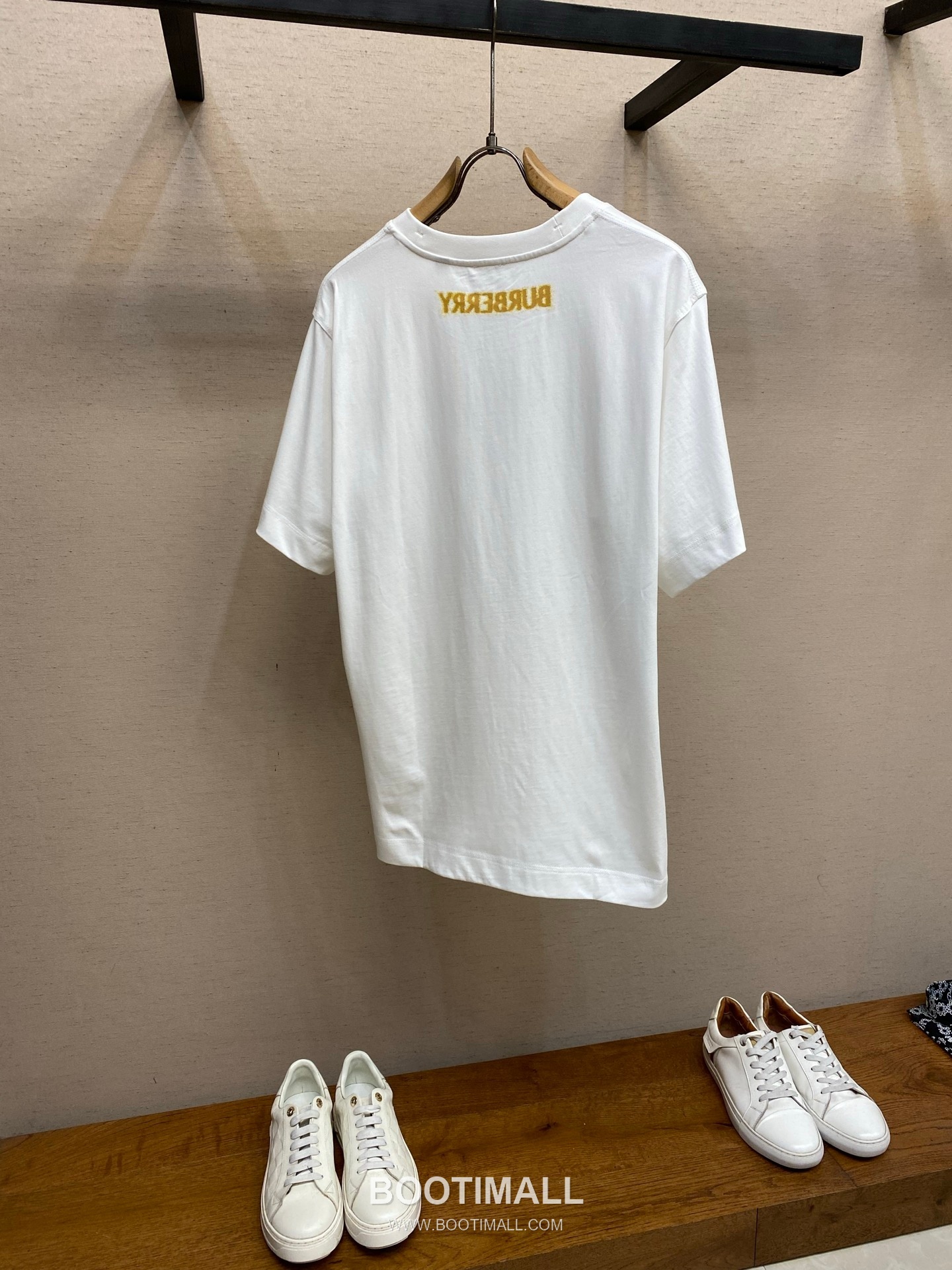 Burberry 2026SS Equestrian Knight Print Cotton T-Shirt with Logo Detail 버버리 2026SS 마술 기사 프린트 코튼 반팔 티셔츠 로고 디테일 2