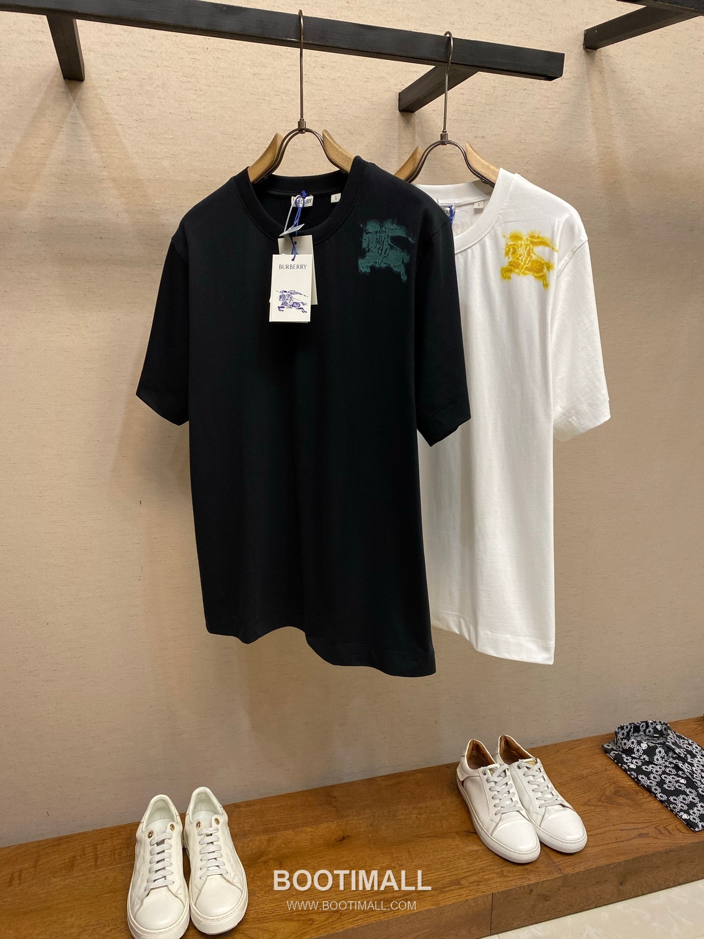Burberry 2026SS Equestrian Knight Print Cotton T-Shirt with Logo Detail 버버리 2026SS 마술 기사 프린트 코튼 반팔 티셔츠 로고 디테일 3