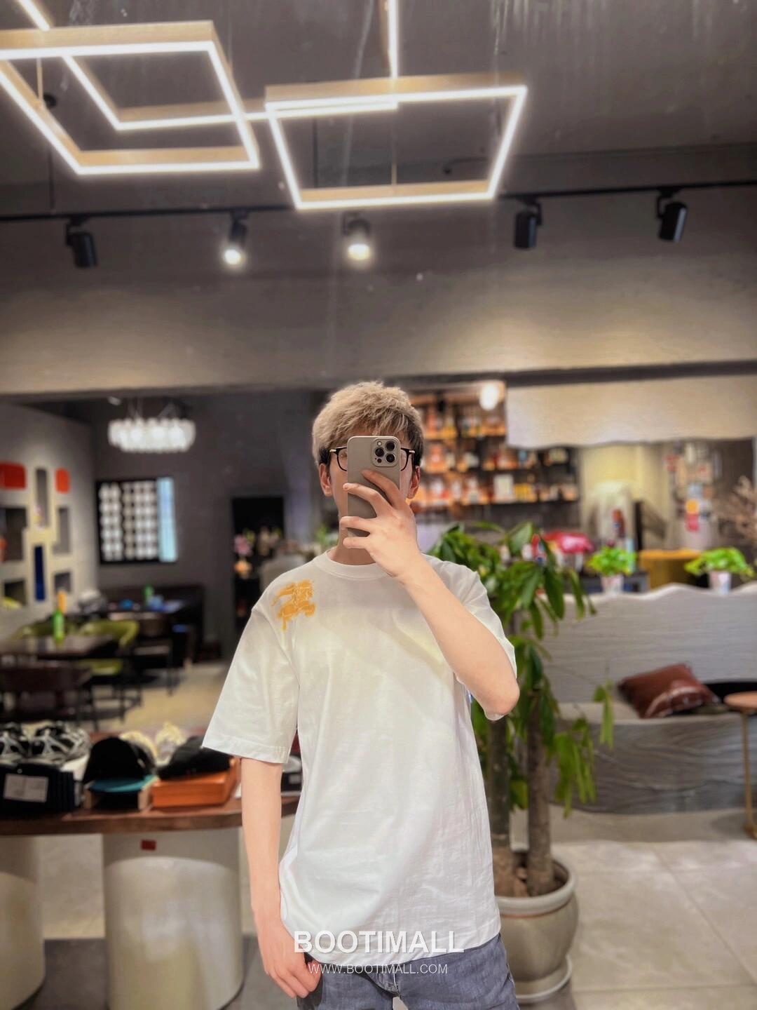 Burberry 2026SS Equestrian Knight Print Cotton T-Shirt with Logo Detail 버버리 2026SS 마술 기사 프린트 코튼 반팔 티셔츠 로고 디테일 13