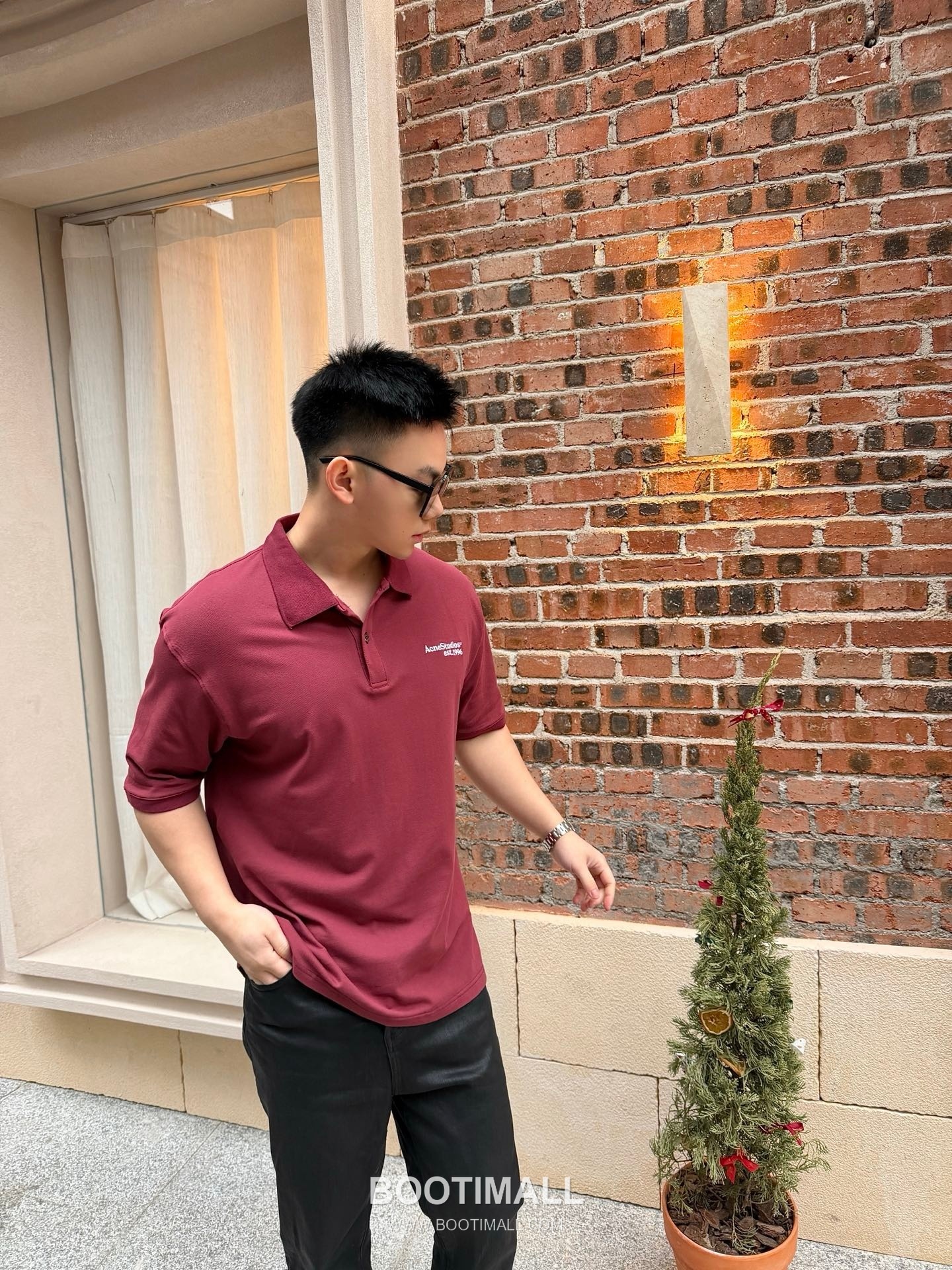 Acne Studios 2026SS Logo Embroidered Cotton Piqué Polo Shirt with Shell Button 아크네스튜디오 2026SS 로고 자수 코튼 피케 폴로 셔츠 쉘 버튼 4