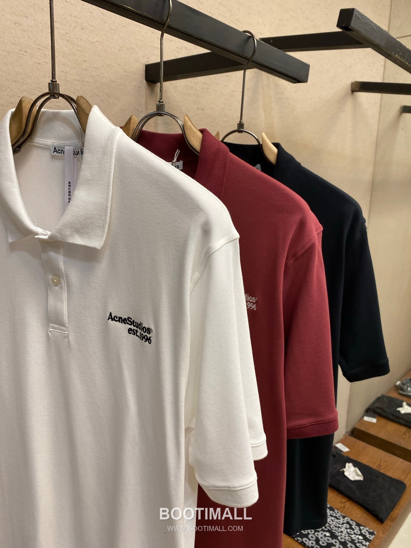 Acne Studios 2026SS Logo Embroidered Cotton Piqué Polo Shirt with Shell Button 아크네스튜디오 2026SS 로고 자수 코튼 피케 폴로 셔츠 쉘 버튼 12